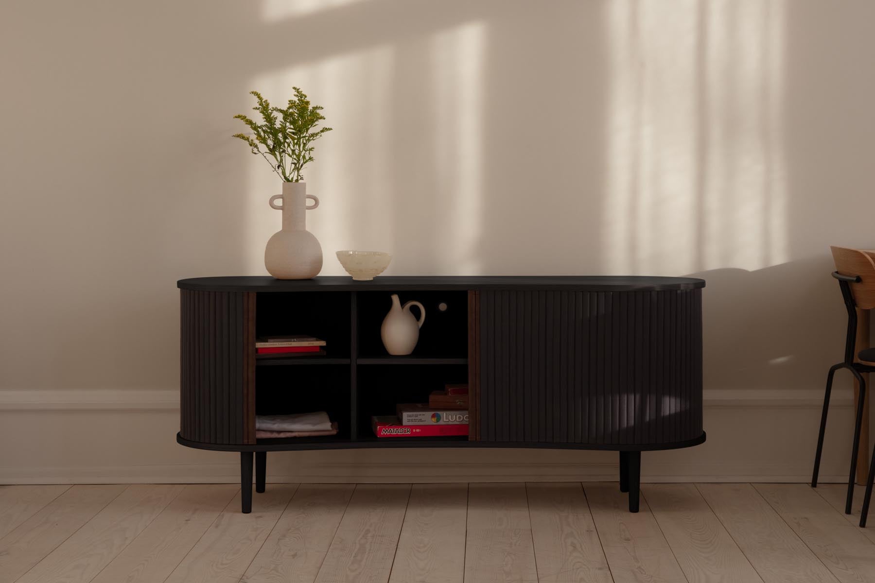 Elegantes Audacious Sideboard von Umage, das mit seinem minimalistischen Design und harmonischen Farben jeden Raum aufwertet.
