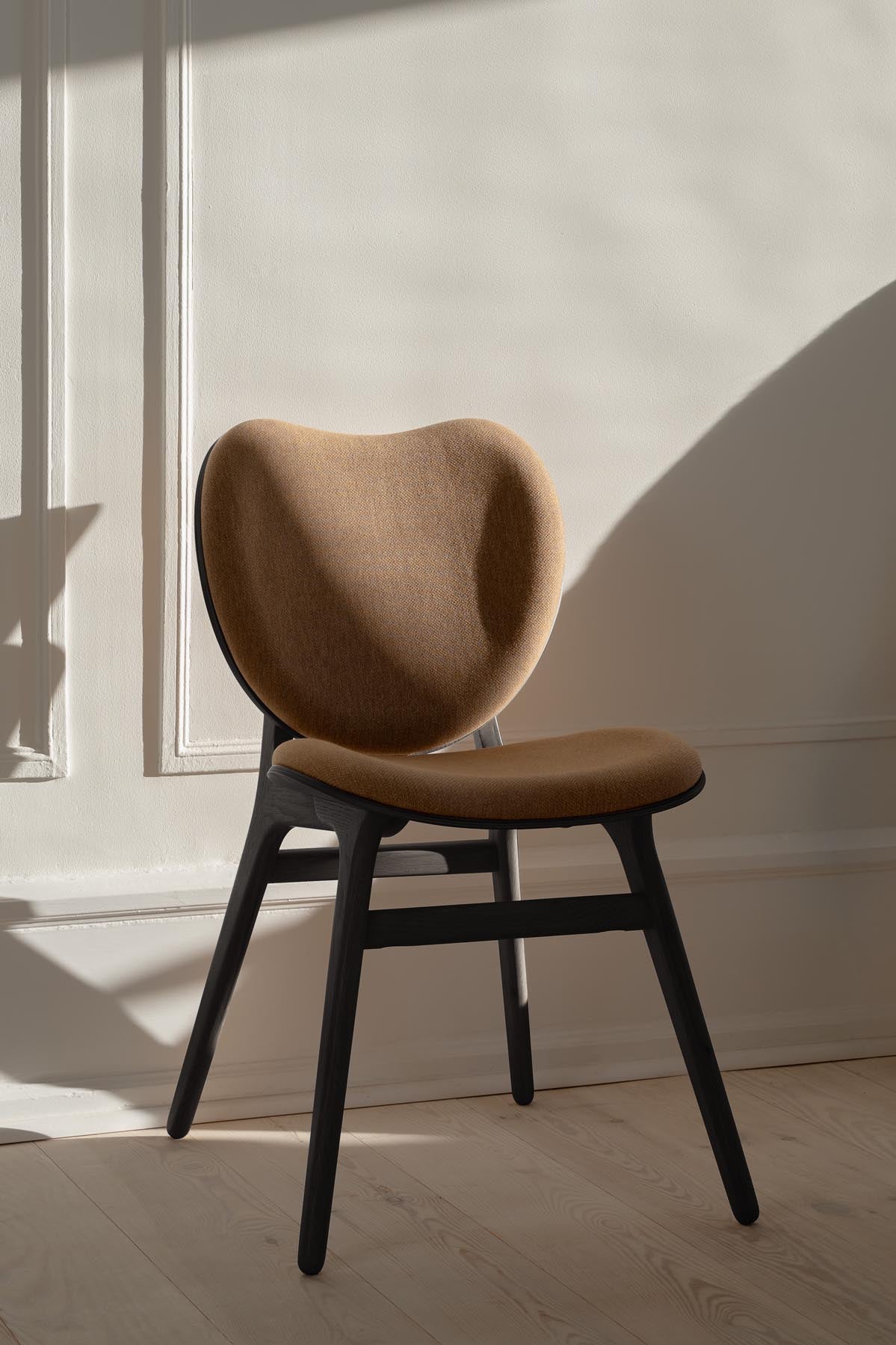 A Conversation Piece Esszimmerstuhl in Sugar Brown präsentiert im Onlineshop von KAQTU Design AG. Stuhl ist von Umage