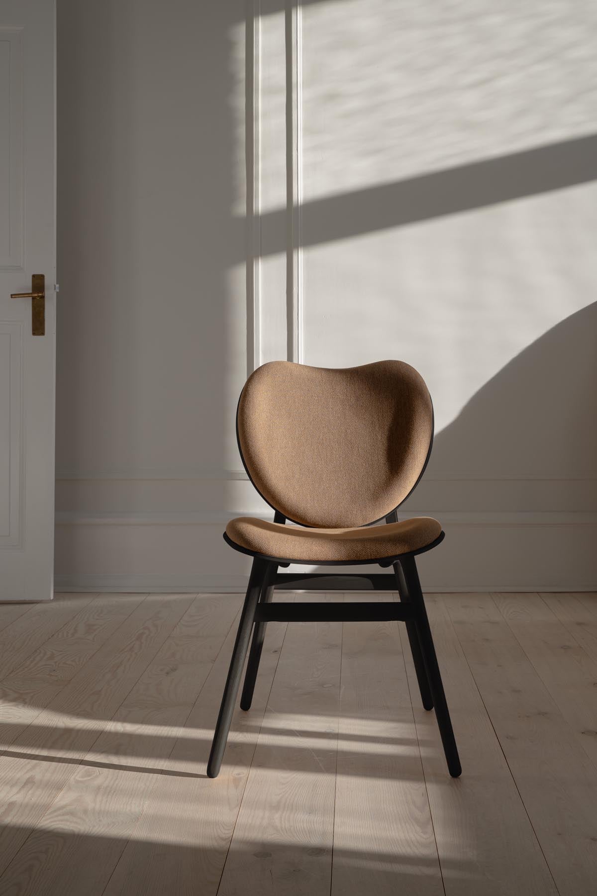 Eleganter Esszimmerstuhl A Conversation Piece von Umage in warmem Sugar Brown, ideal für gemütliche Esszimmer und gesellige Runden.