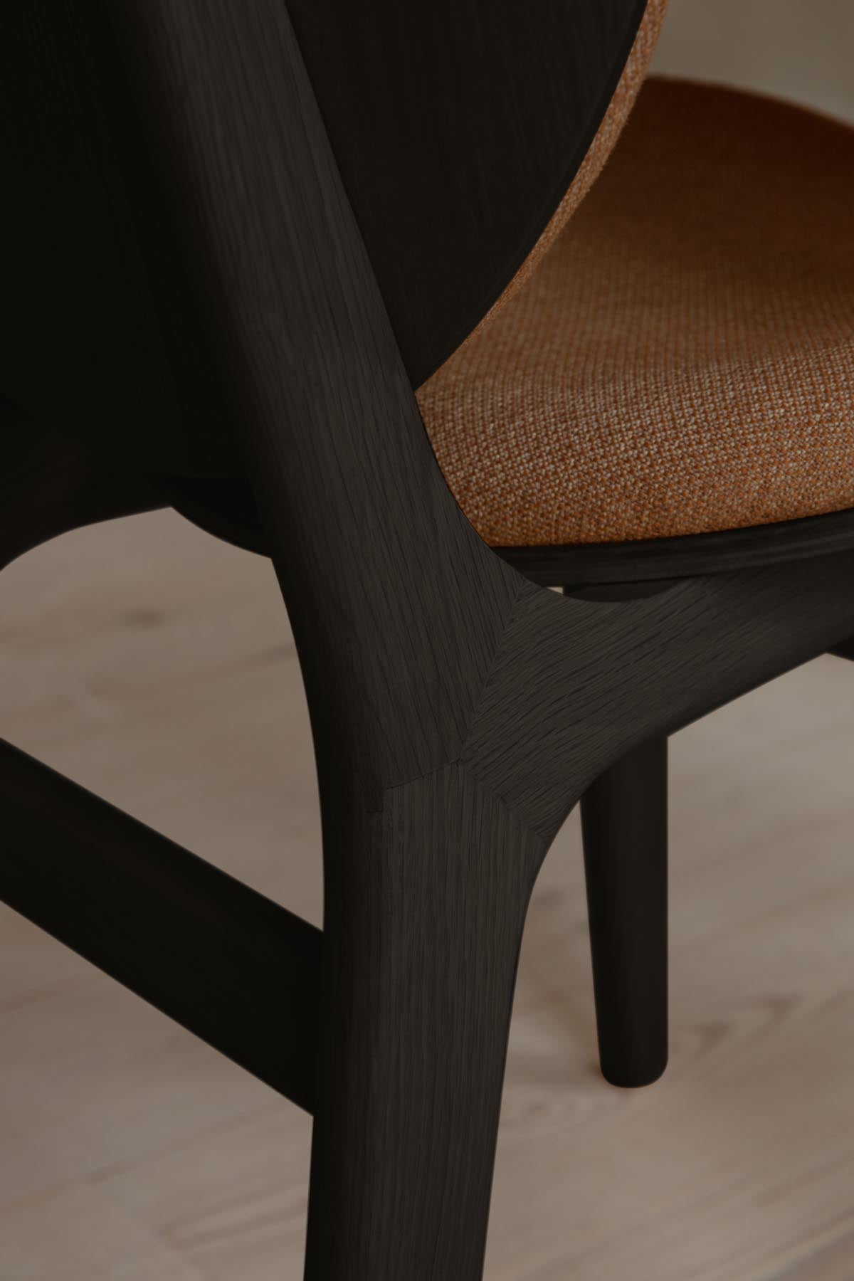 A Conversation Piece Esszimmerstuhl in Sugar Brown präsentiert im Onlineshop von KAQTU Design AG. Stuhl ist von Umage