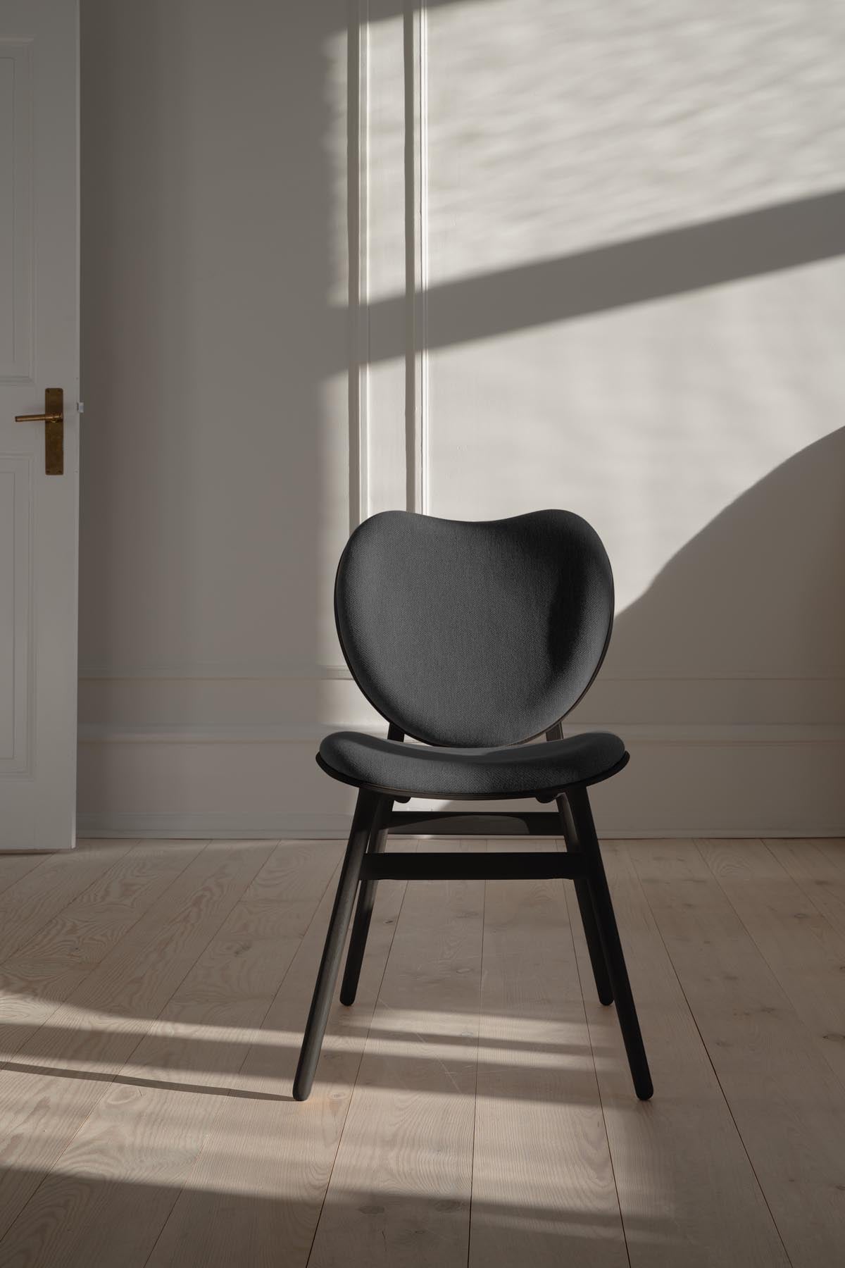 Eleganter Esszimmerstuhl A Conversation Piece von Umage in Shadow, ideal für einladende Essbereiche und gesellige Zusammenkünfte.