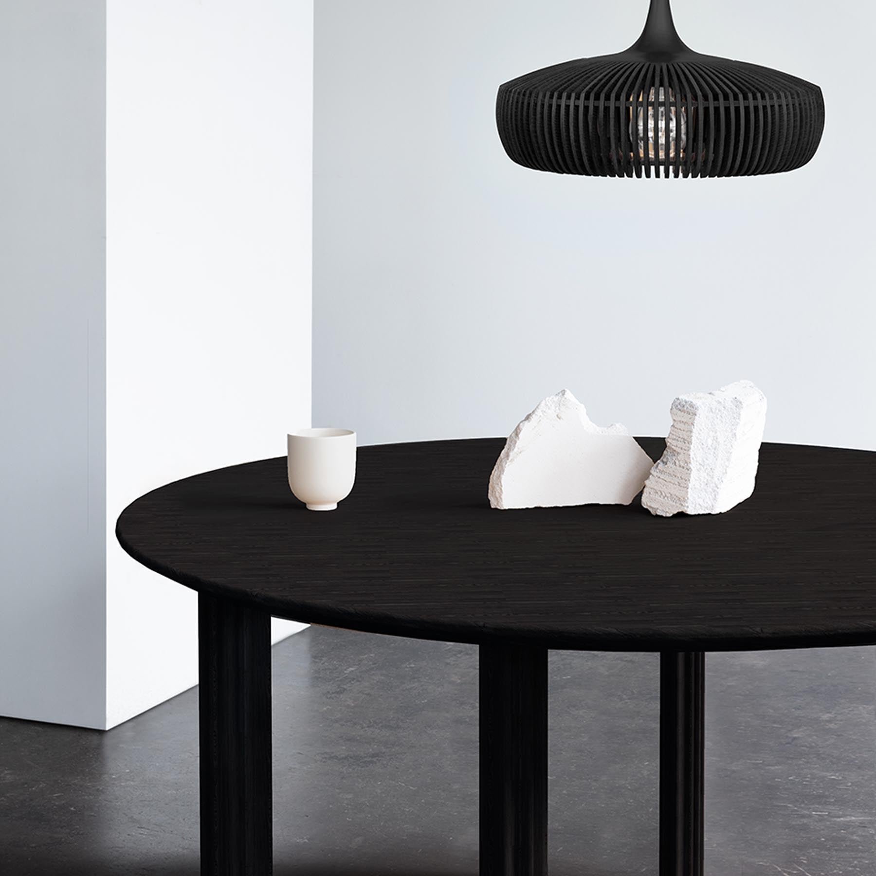 Eleganter Comfort Circle Esstisch in Black Oak, ideal für stilvolle Essbereiche, präsentiert von Umage.