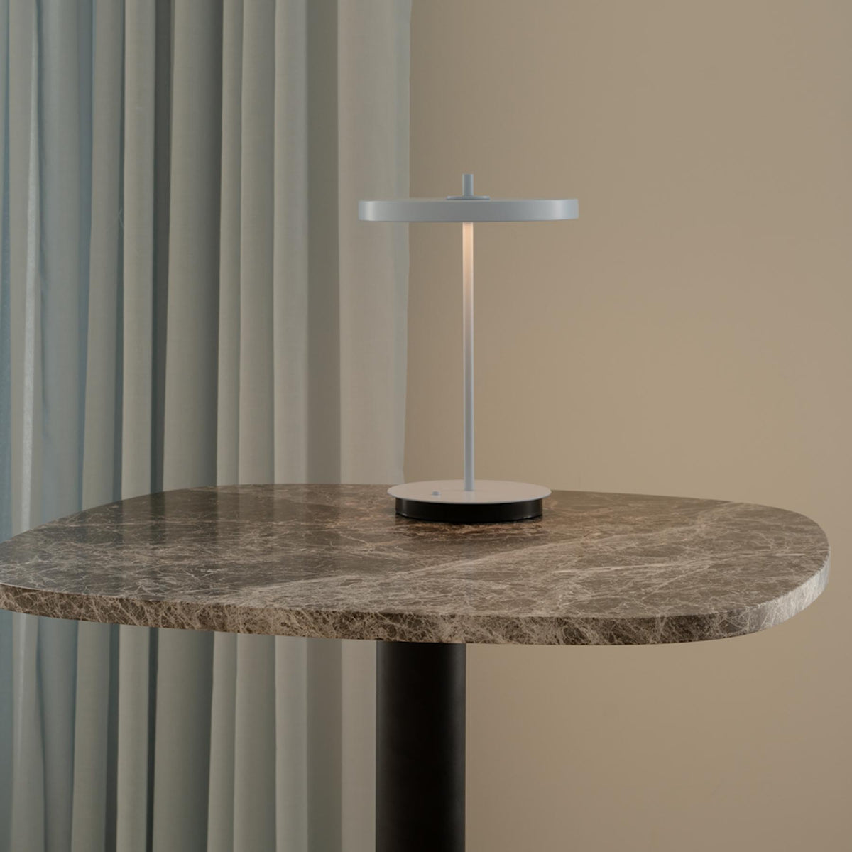 Gather Bartisch in Emperador präsentiert im Onlineshop von KAQTU Design AG. Hochtisch ist von Umage