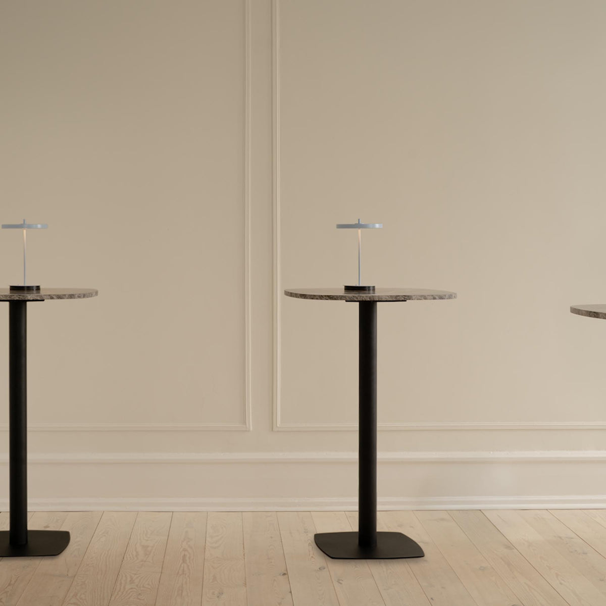 Gather Bartisch in Emperador präsentiert im Onlineshop von KAQTU Design AG. Hochtisch ist von Umage