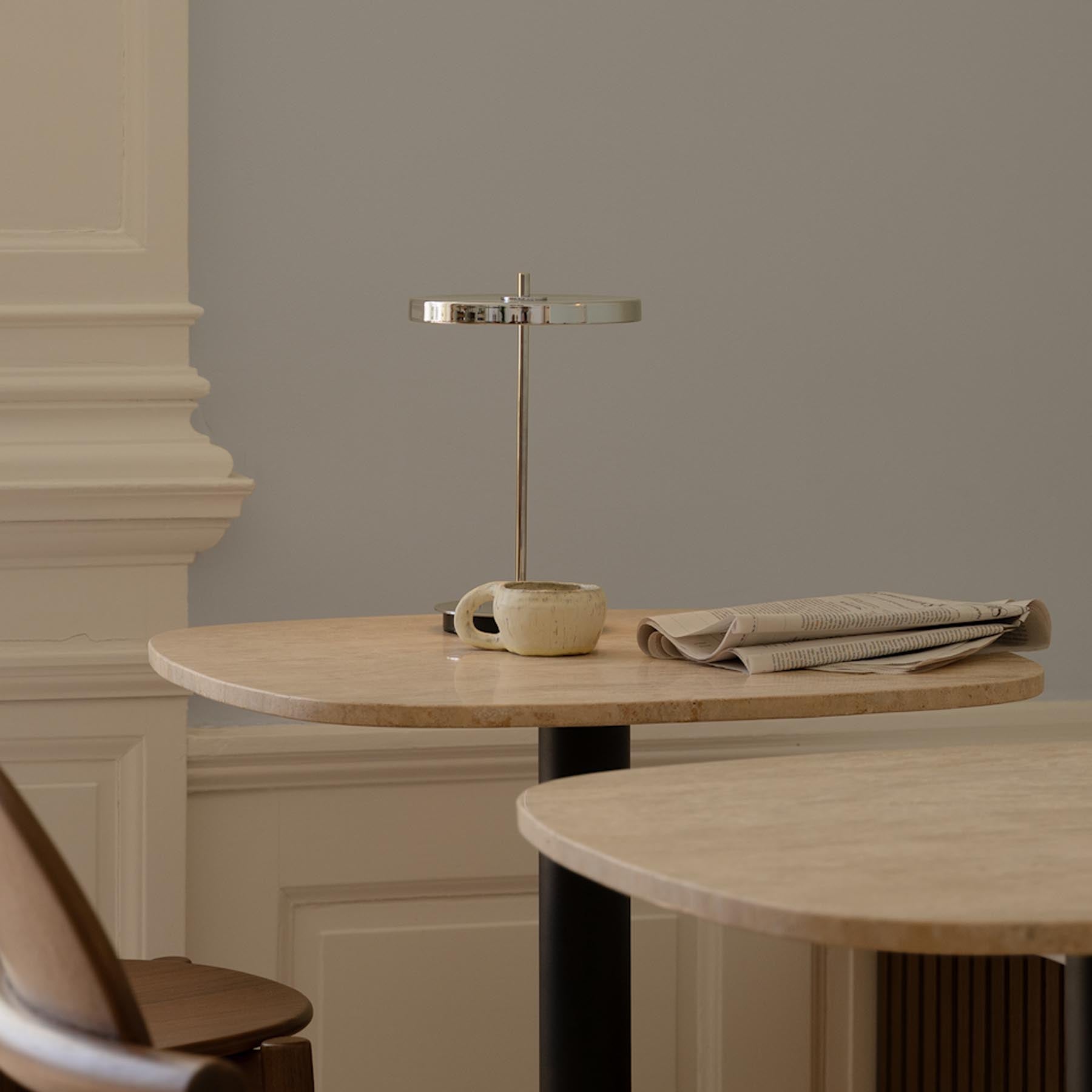 Moderner Gather Cafétisch von Umage in Travertin, perfekt für einladende Esszimmer und gesellige Runden mit Freunden.