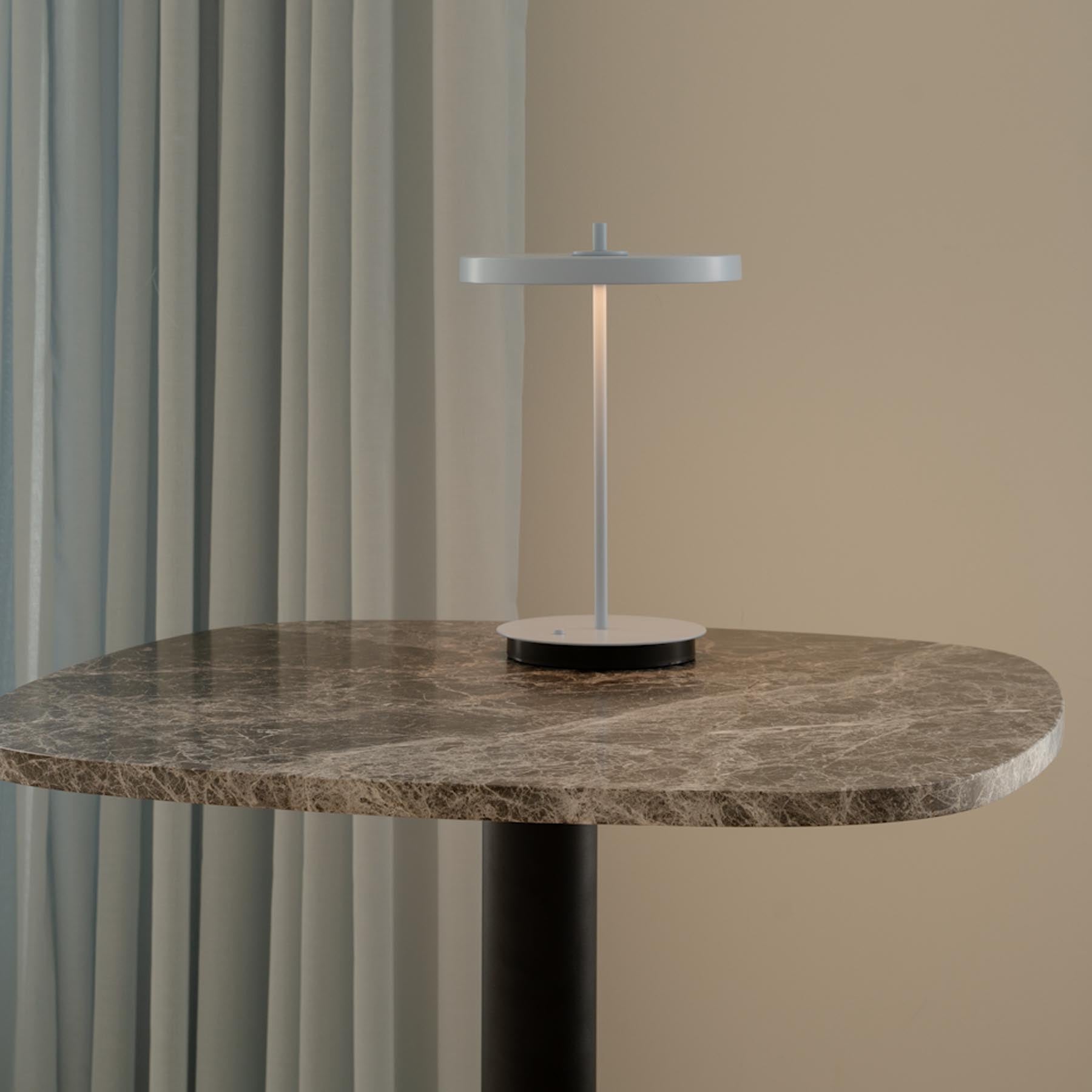Moderner Gather Cafétisch von Umage in elegantem Design, ideal für stilvolle Essbereiche und gesellige Runden.