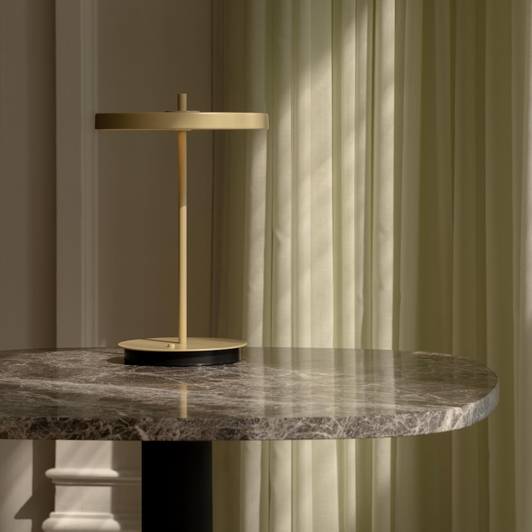 Eleganter Gather Cafétisch von Umage, perfekt für gemütliche Essensmomente und stilvolle Einrichtung in jedem Zuhause.