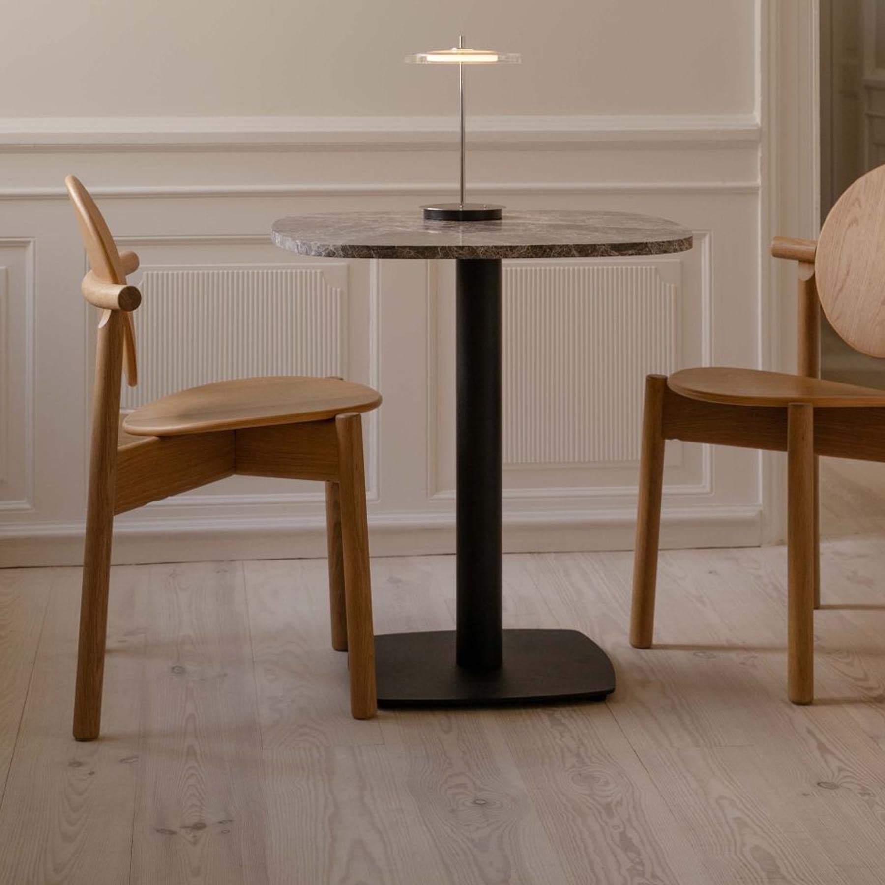 Eleganter Gather Cafétisch von Umage, perfekt für stilvolle Essbereiche und gesellige Zusammenkünfte in jedem Zuhause.