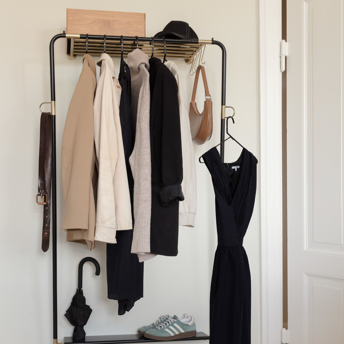 Eleganter Lean On Me Kleiderständer in Schwarz von Umage, ideal für stilvolle Aufbewahrung und Präsentation von Kleidung.