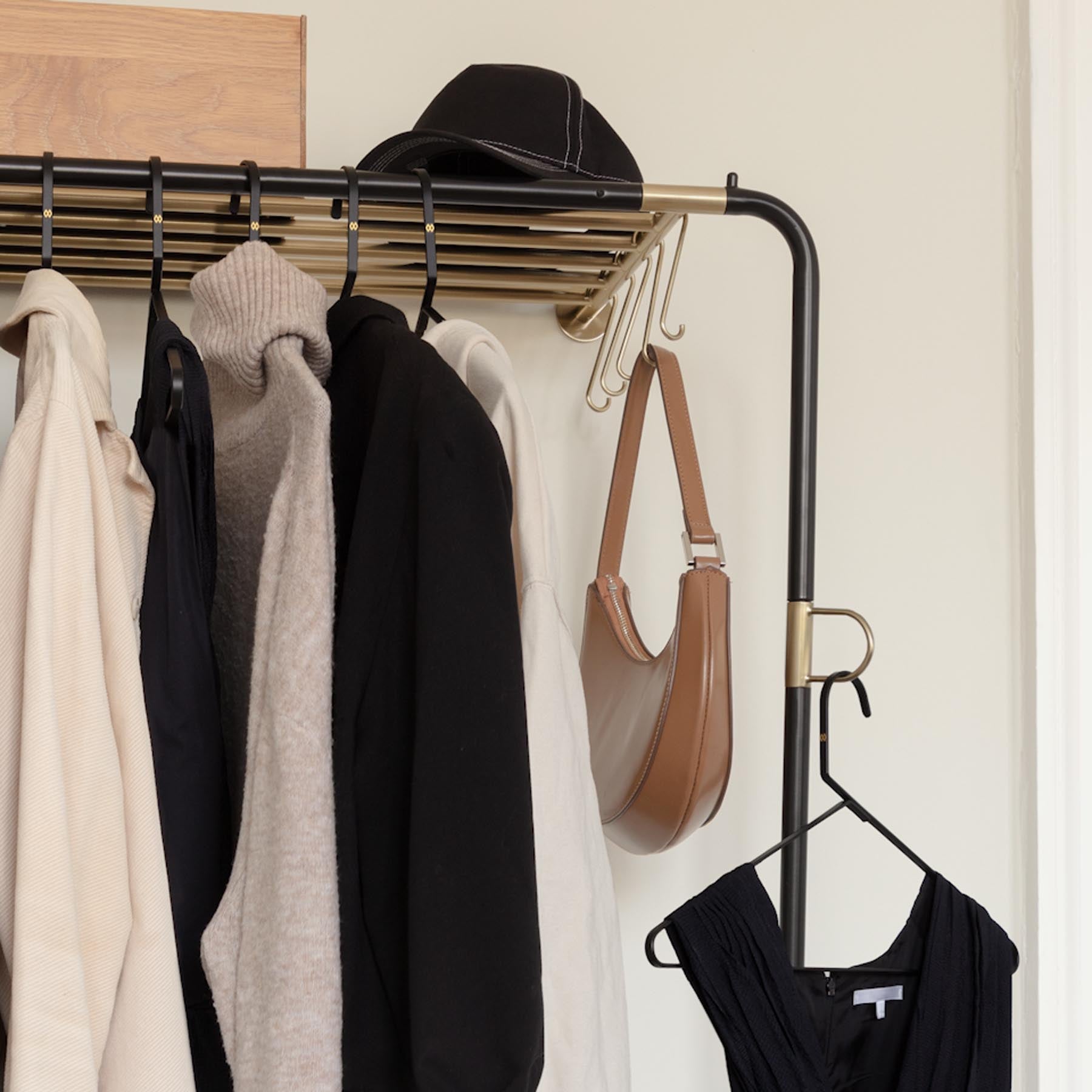 Moderner Lean On Me Kleiderständer in Schwarz von Umage, perfekt für eine schicke und praktische Kleiderorganisation in jedem Raum.