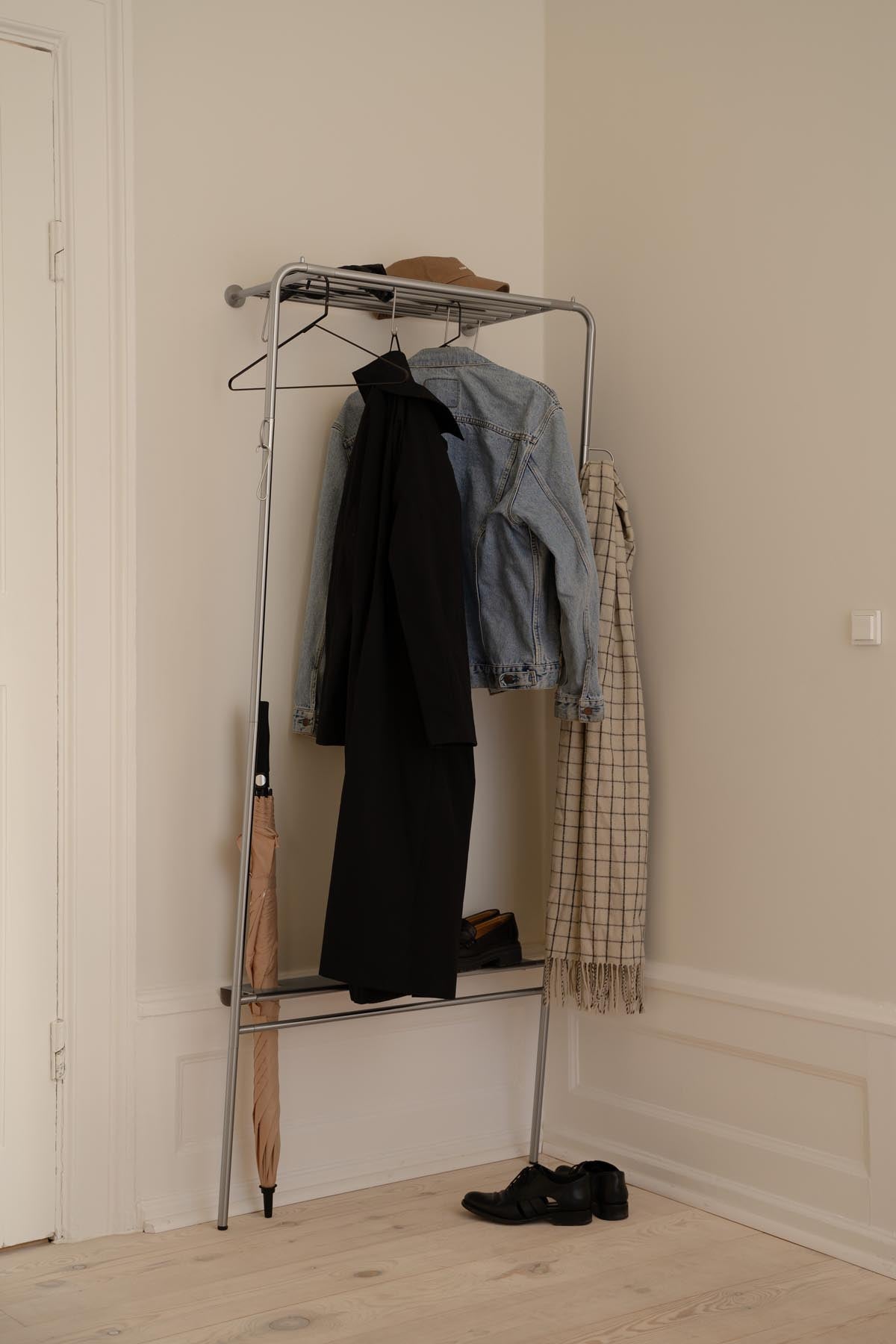 Moderner Kleiderständer "Lean On Me" aus robustem Stahl von Umage, perfekt für eine stilvolle und praktische Garderobe.