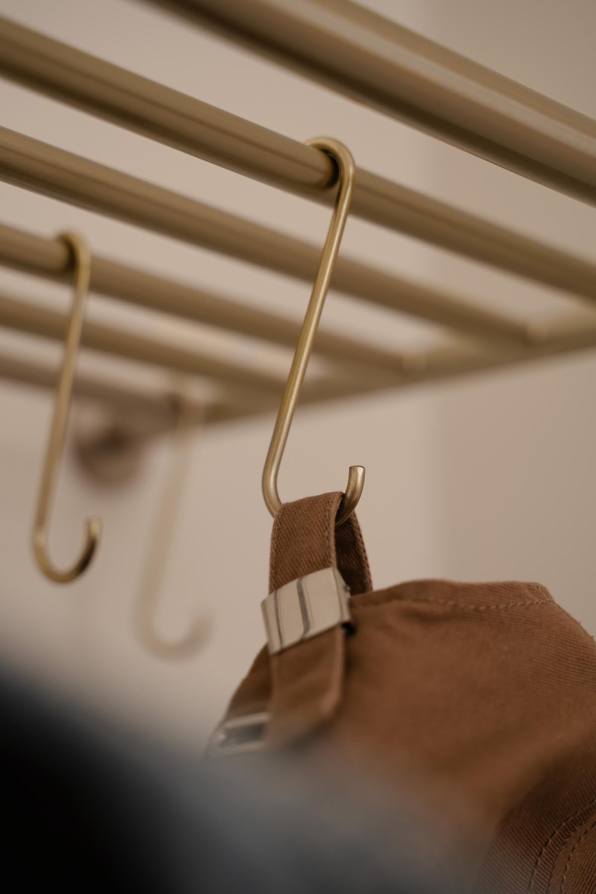 Eleganter Lean On Me Kleiderständer in Messing von Umage, ideal für stilvolle Garderobenlösungen und moderne Wohnräume.