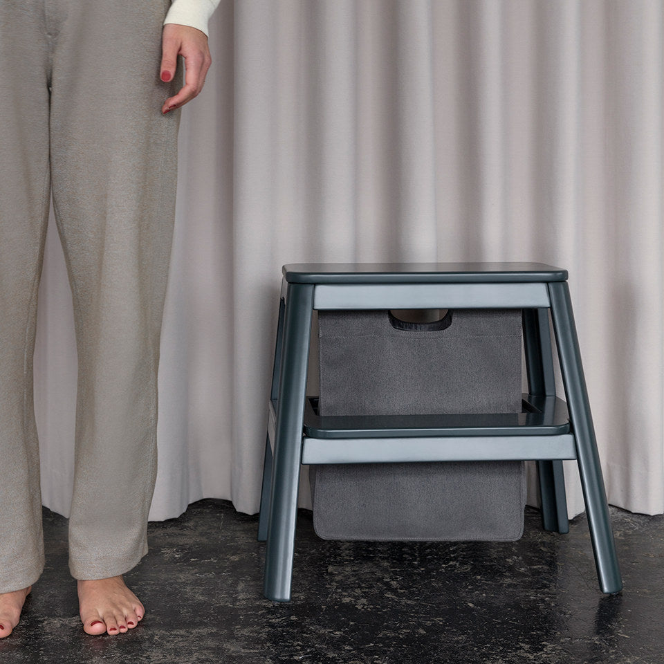 Step it Up Tritthocker in Anthracite Grey präsentiert im Onlineshop von KAQTU Design AG. Tischleuchte ist von Umage