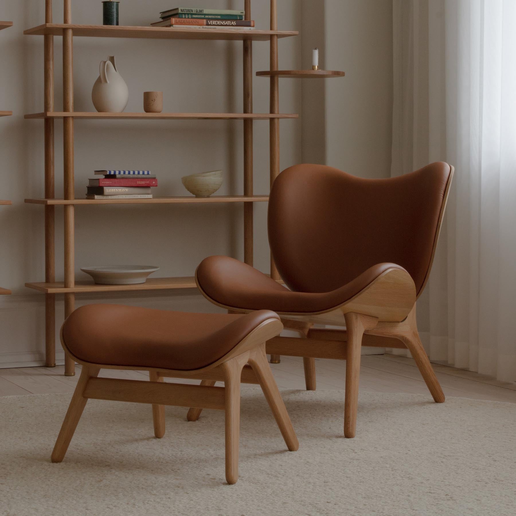 Eleganter A Conversation Piece Low Sessel in warmem Cognac, ideal für stilvolle Wohnräume und entspannte Gespräche.