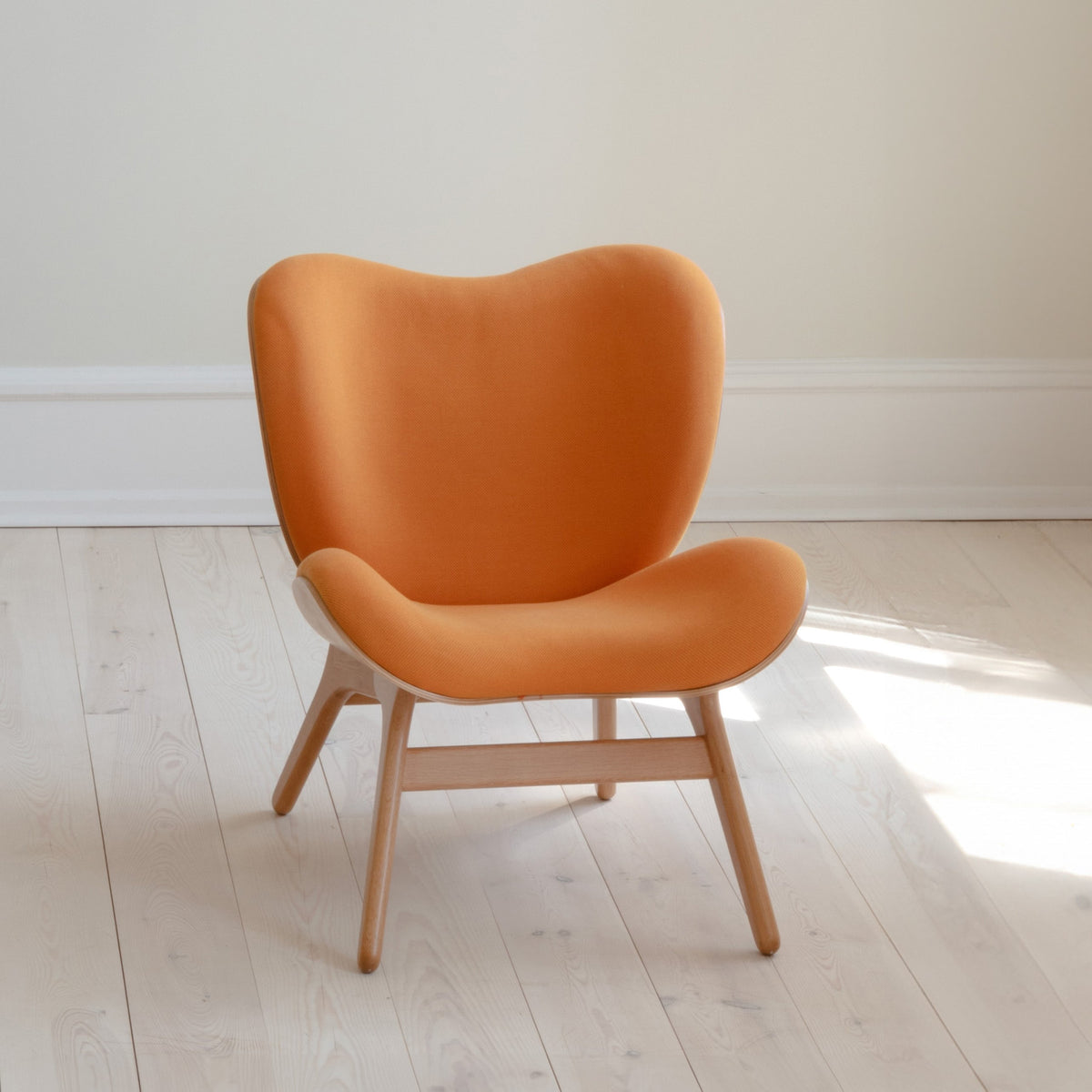A Conversation Piece Low Sessel in Tangerine präsentiert im Onlineshop von KAQTU Design AG. Sessel ist von Umage