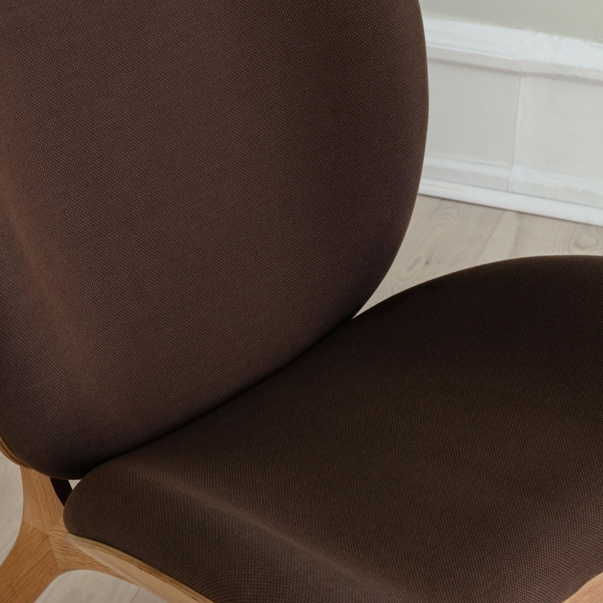 A Conversation Piece Low Sessel in Mocca präsentiert im Onlineshop von KAQTU Design AG. Sessel ist von Umage