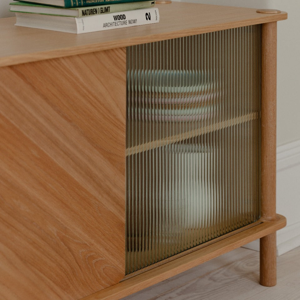 Italic Sideboard in Wood/Glass präsentiert im Onlineshop von KAQTU Design AG. Sideboard ist von Umage