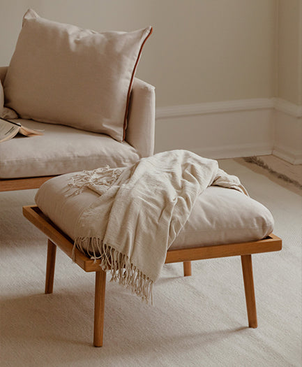 Stylisches Lounge Around Pouffe Sitzkissen in sanftem Beige, ideal für gemütliche Wohnräume und als elegantes Sofa-Zubehör von Umage.