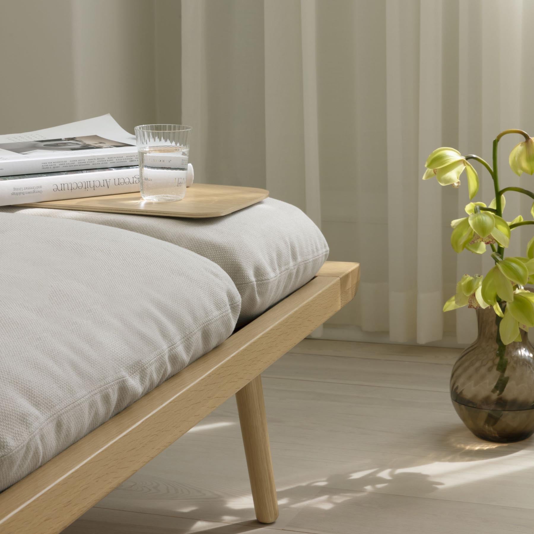 Gemütliches Lounge Around Daybed in zarten Weißtönen, perfekt für entspannende Stunden und stilvolle Akzente in jedem Raum.