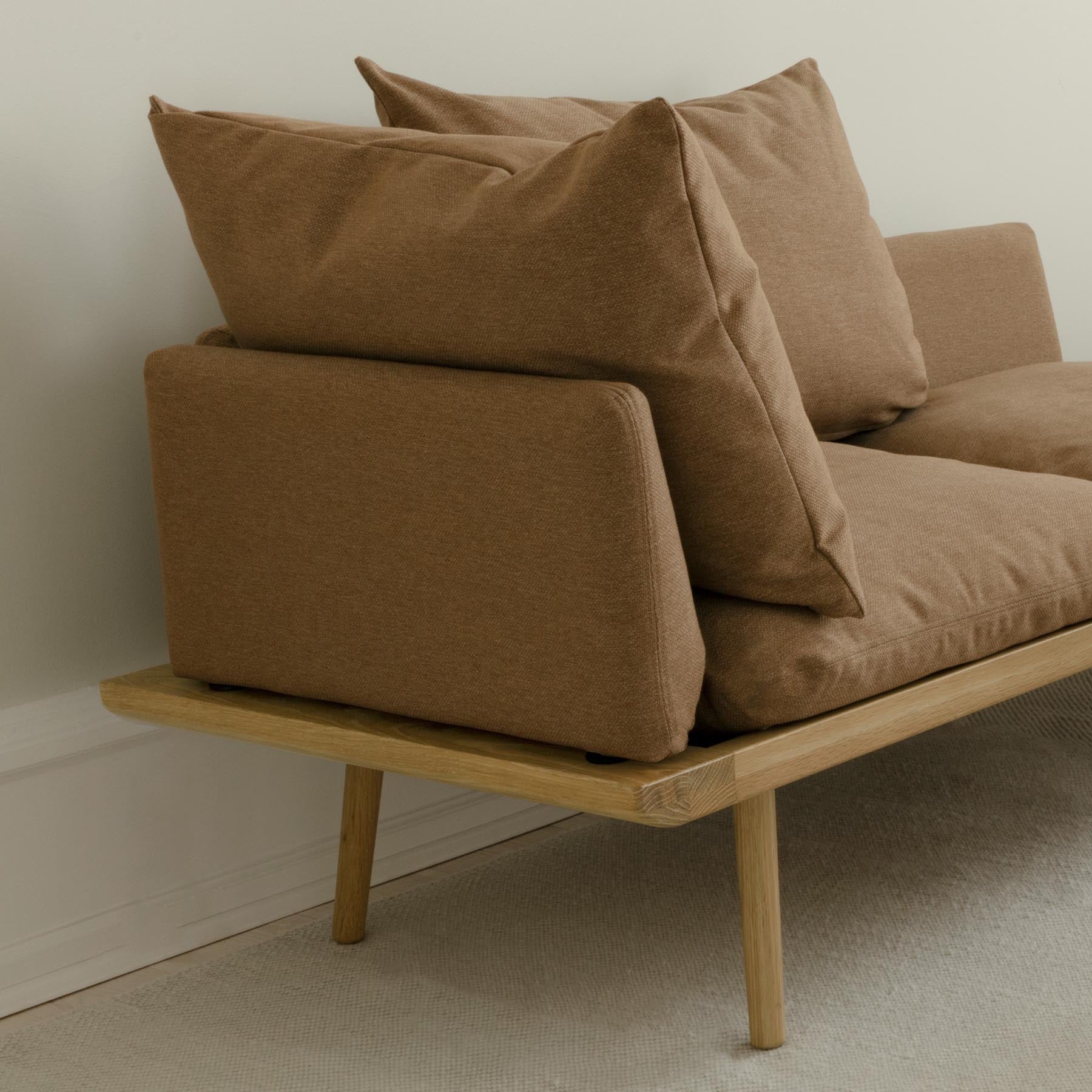 Lounge Around 1.5-Sitzer Sofa in Sugar Brown präsentiert im Onlineshop von KAQTU Design AG. 2er Sofa ist von Umage