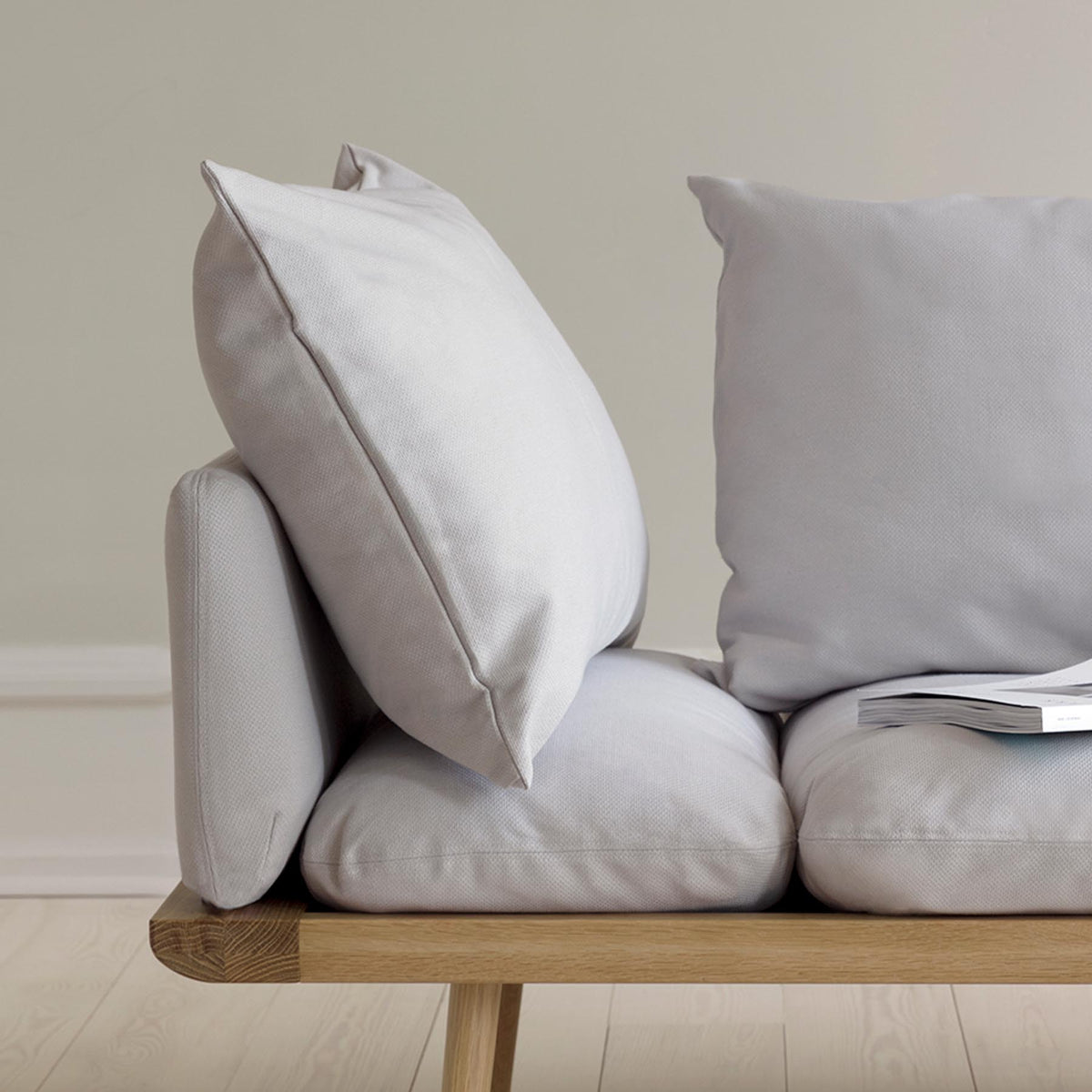 Lounge Around 1.5-Sitzer Sofa in Sterling präsentiert im Onlineshop von KAQTU Design AG. 2er Sofa ist von Umage