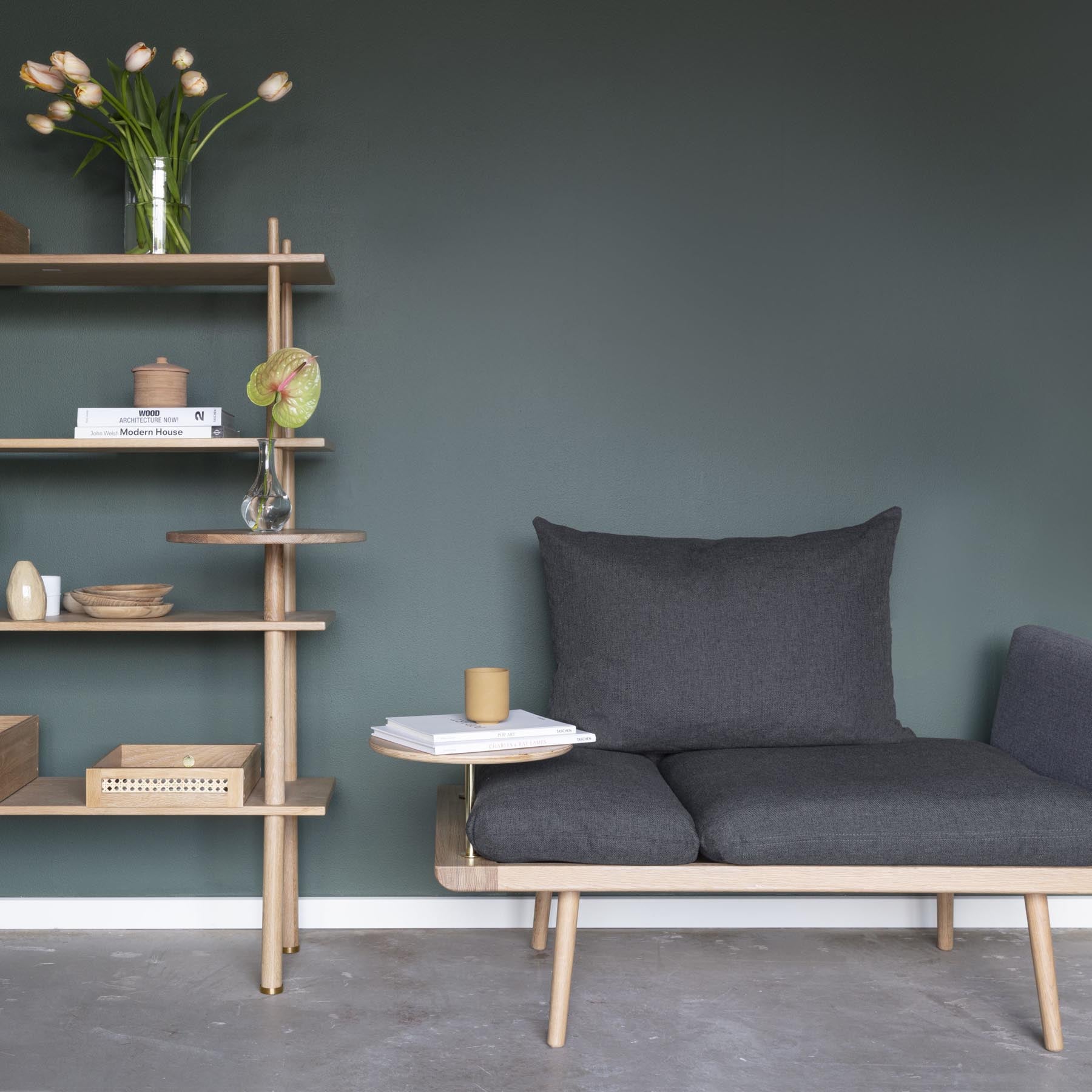 Gemütliches Lounge Around 1.5-Sitzer Sofa in stilvollem Shadow, ideal für entspannte Momente im modernen Wohnraum.
