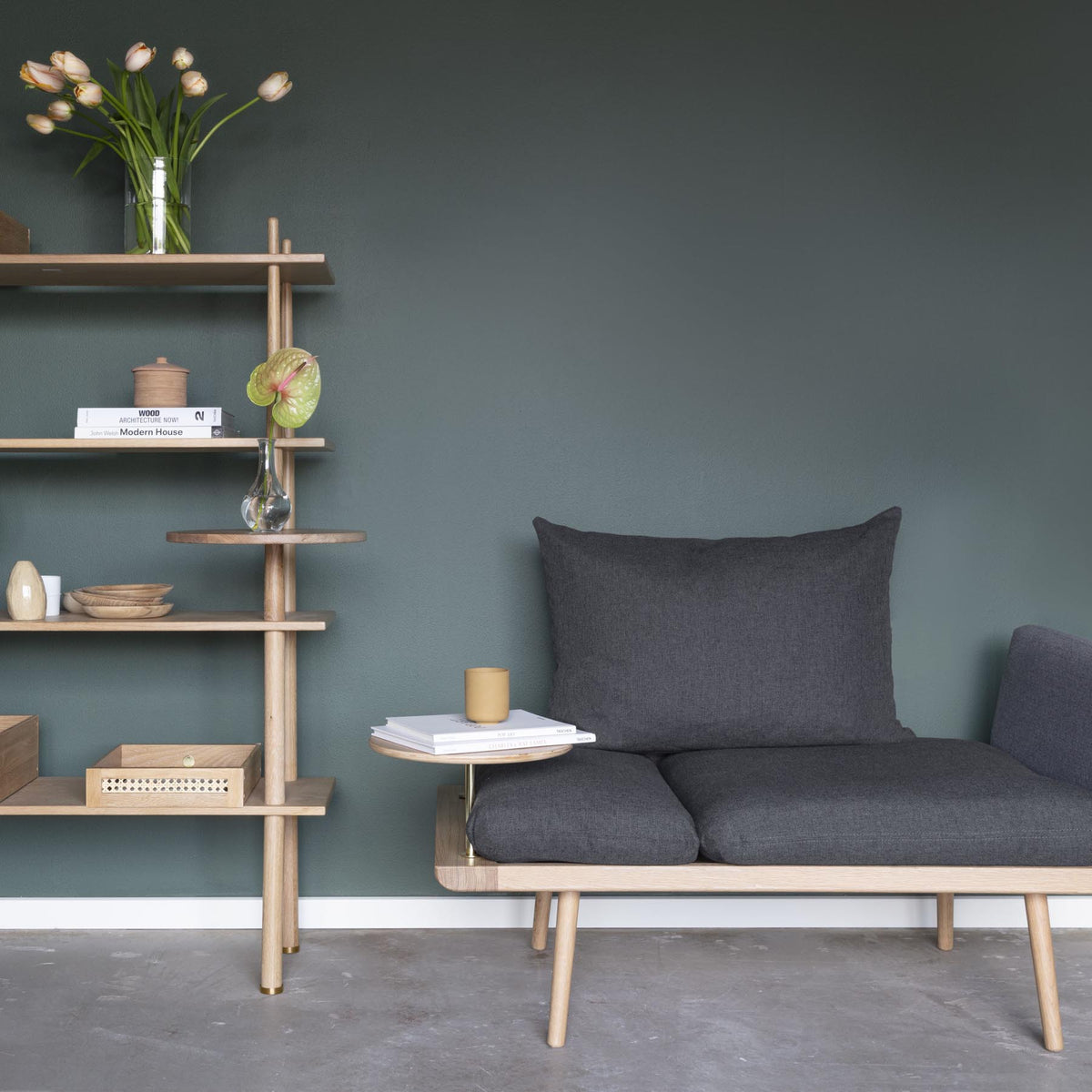 Lounge Around 1.5-Sitzer Sofa in Shadow präsentiert im Onlineshop von KAQTU Design AG. 2er Sofa ist von Umage