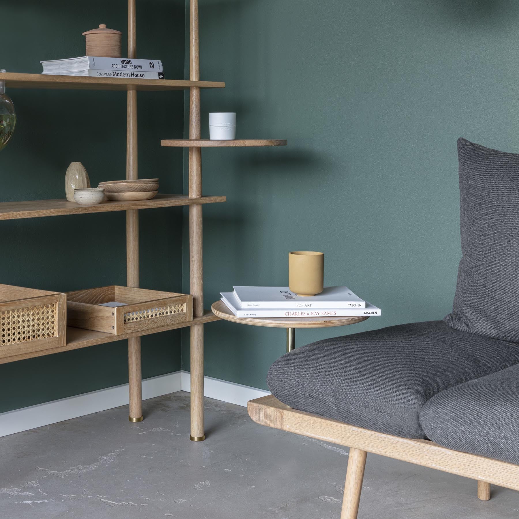 Elegantes 1.5-Sitzer Sofa aus der Lounge Around Kollektion von Umage, perfekt für stilvolle Entspannung und modernes Wohndesign.