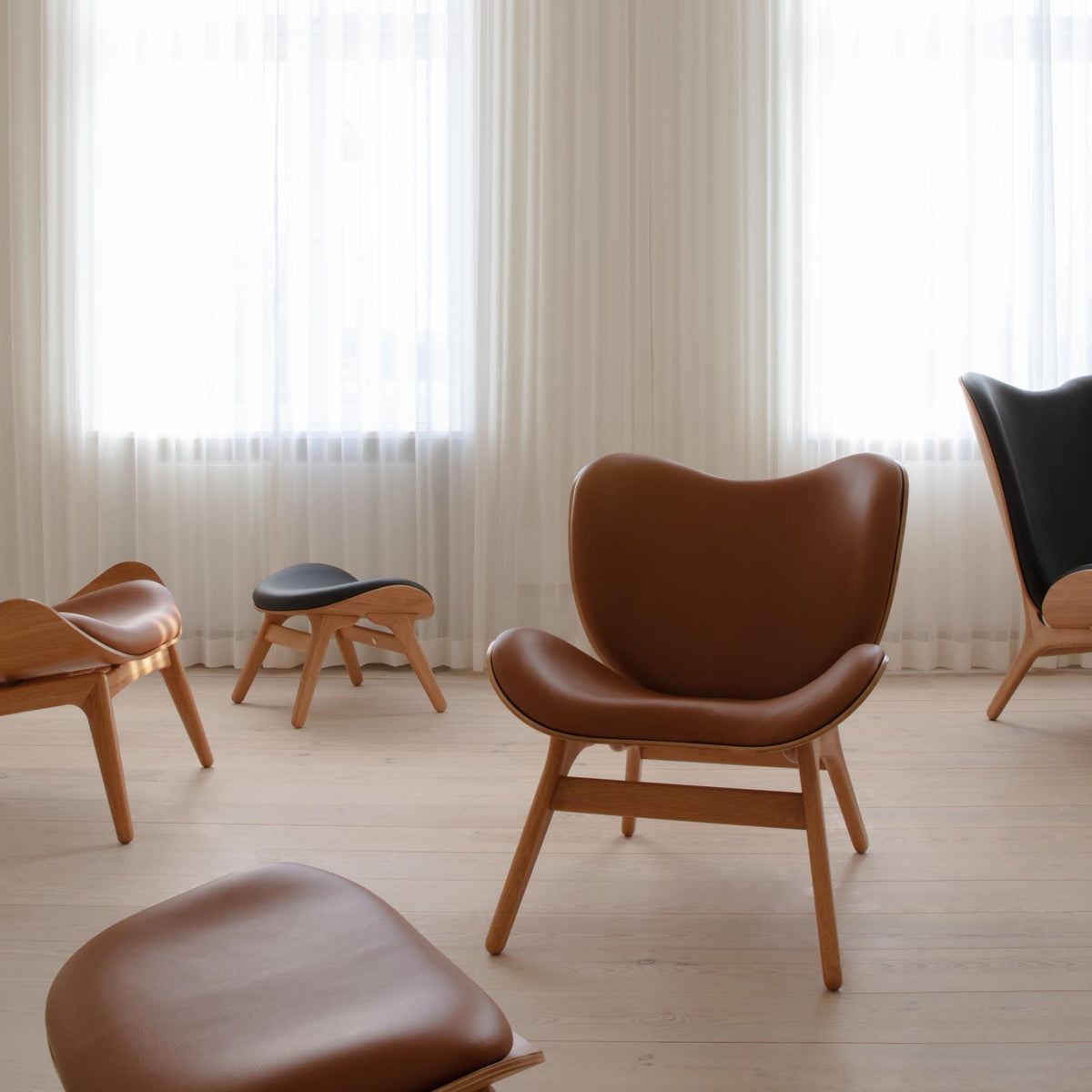 A Conversation Piece Ottoman in Cognac präsentiert im Onlineshop von KAQTU Design AG. Ottoman ist von Umage