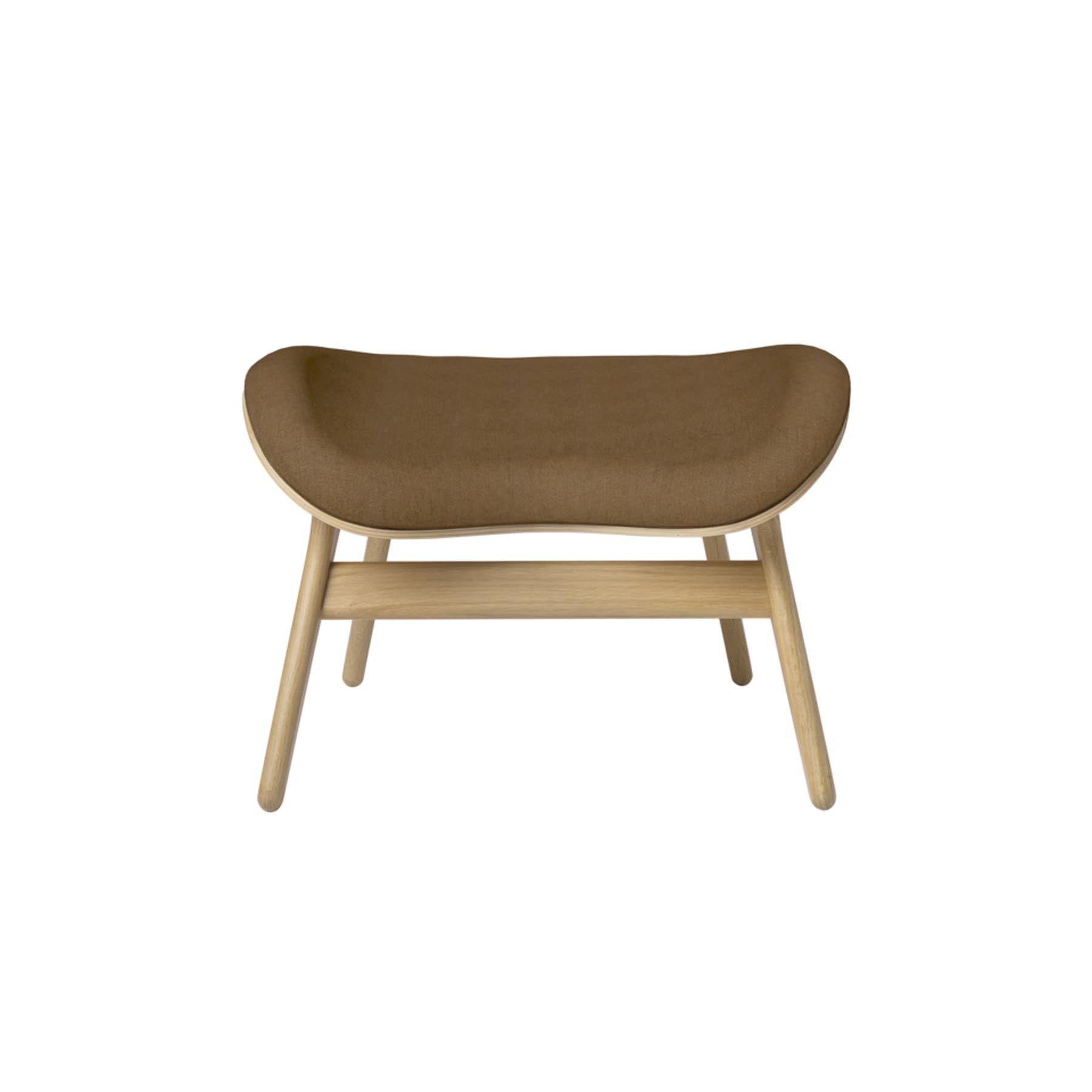Stilvoller A Conversation Piece Ottoman in warmem Sugar Brown, ideal für gemütliche Gespräche und modernes Wohndesign.