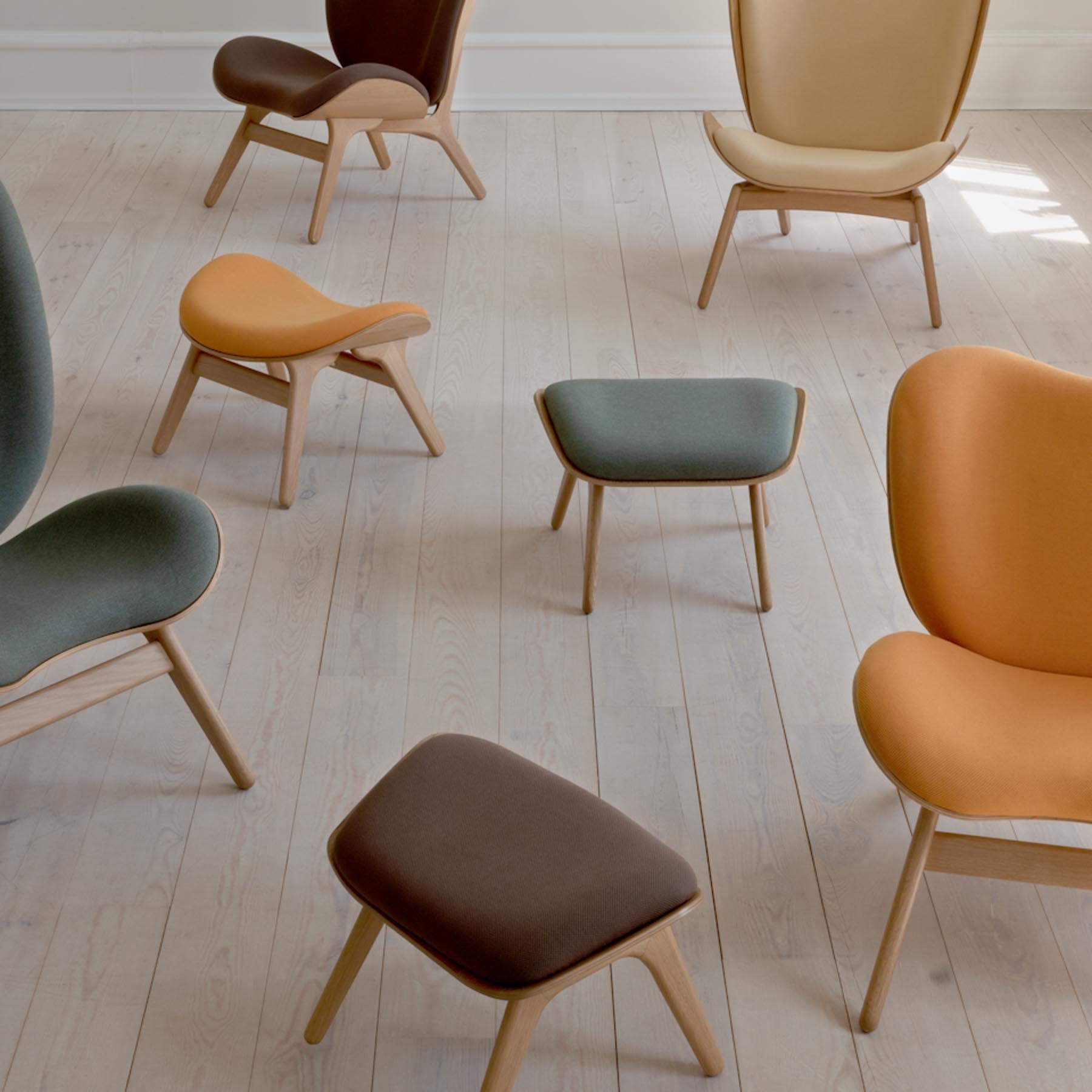 Stylischer Ottoman in leuchtendem Tangerine, ideal für kreative Wohnräume und als Blickfang in jedem Raum.