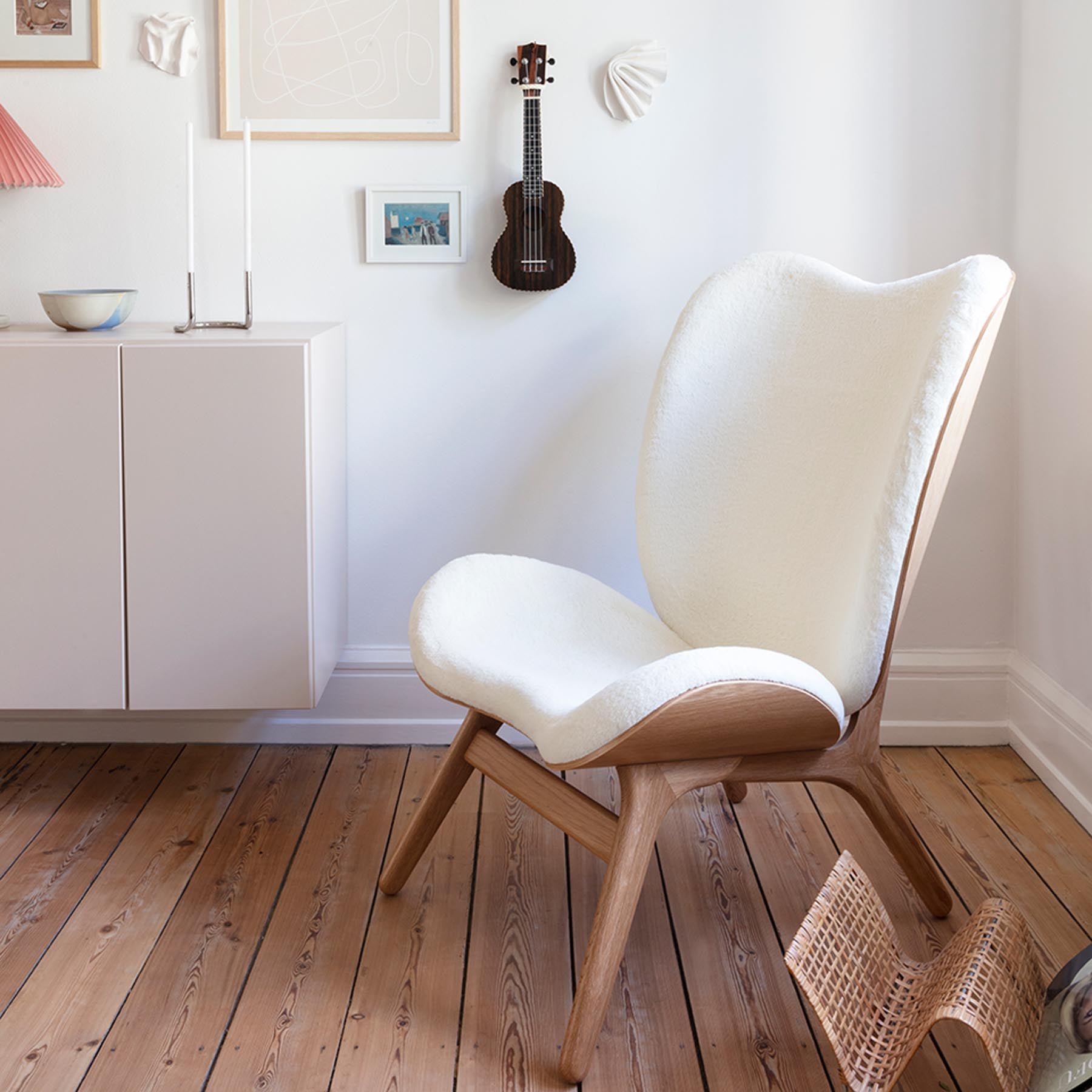 Eleganter A Conversation Piece Tall Sessel in Teddy White, ideal für stilvolle Wohnräume, präsentiert in einem modernen Ambiente.