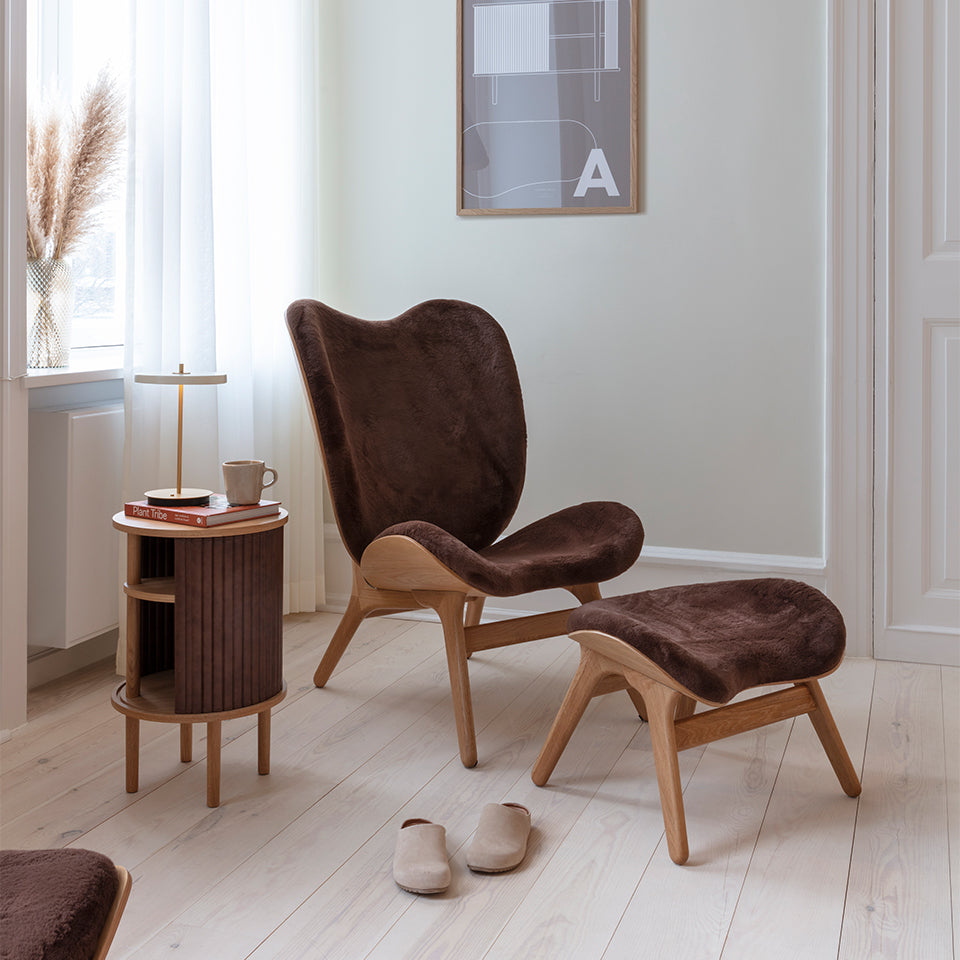 Eleganter A Conversation Piece Tall Sessel in Teddy Brown, stilvoll und modern, ideal für jedes Wohnambiente.