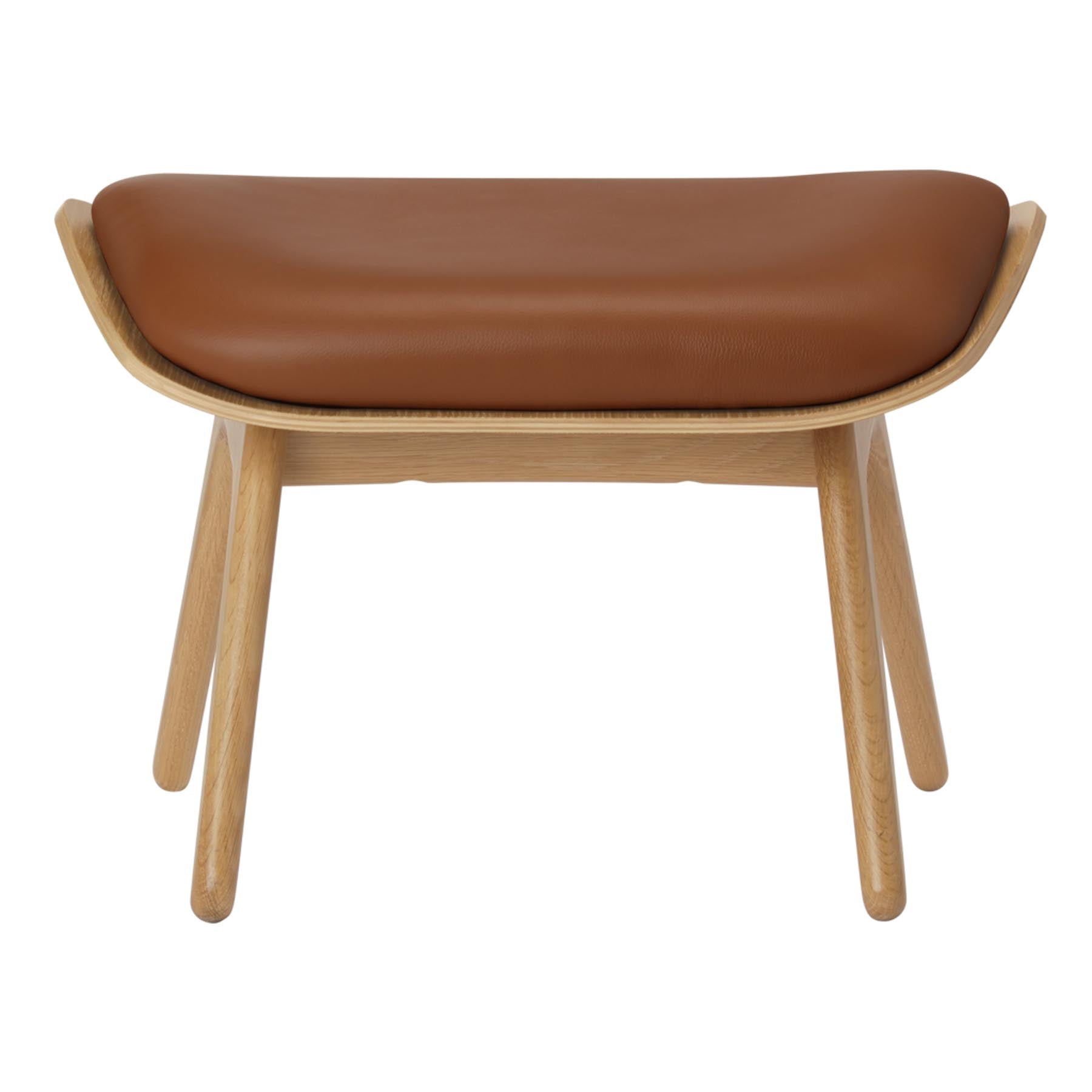 Eleganter Reader Ottoman in warmem Cognac, ideal für stilvolle Wohnräume und gemütliche Leseecken, von Umage.