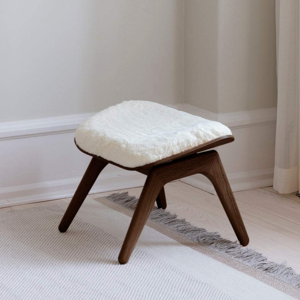 The Reader Ottoman in Teddy White präsentiert im Onlineshop von KAQTU Design AG. Ottoman ist von Umage