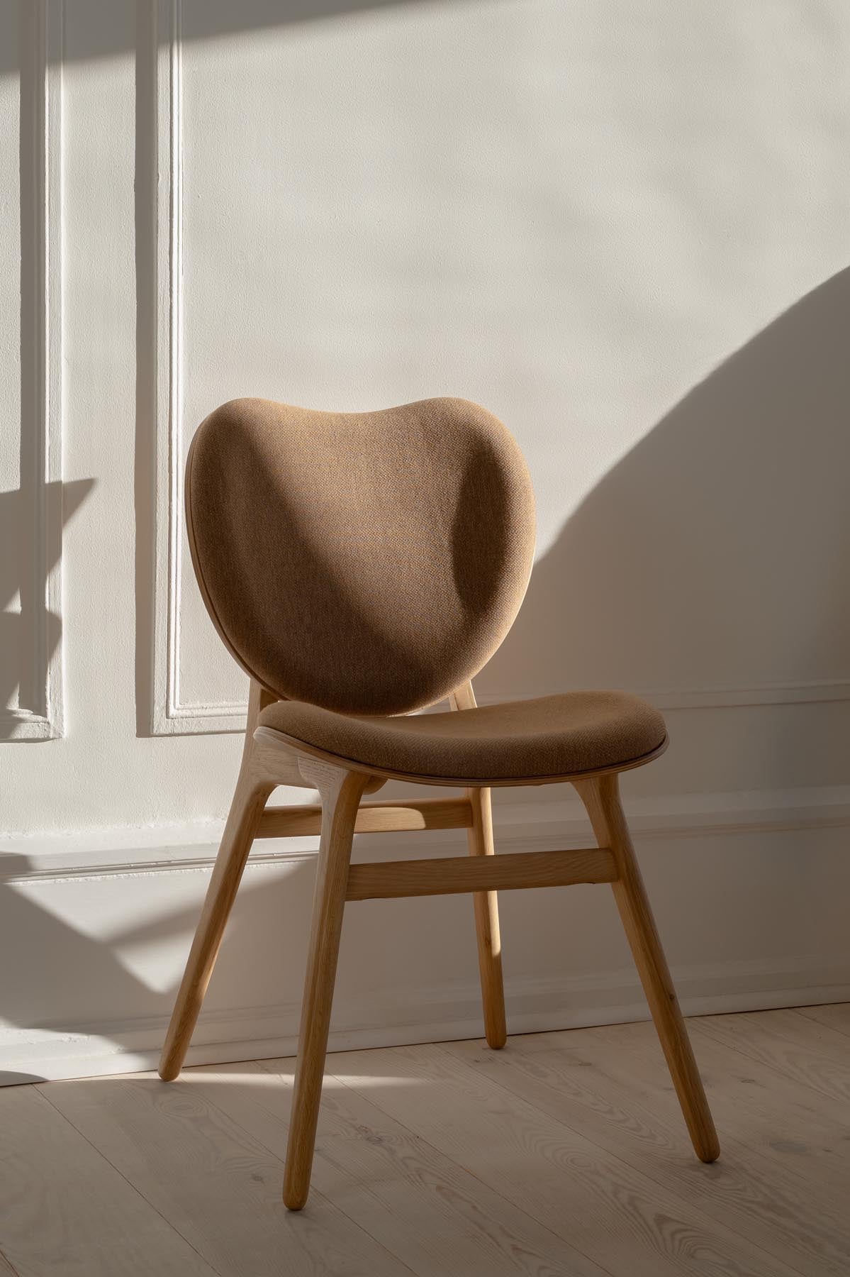 Moderner Esszimmerstuhl A Conversation Piece von Umage in Sugar Brown, harmonisch in einem stilvollen Interieur präsentiert.