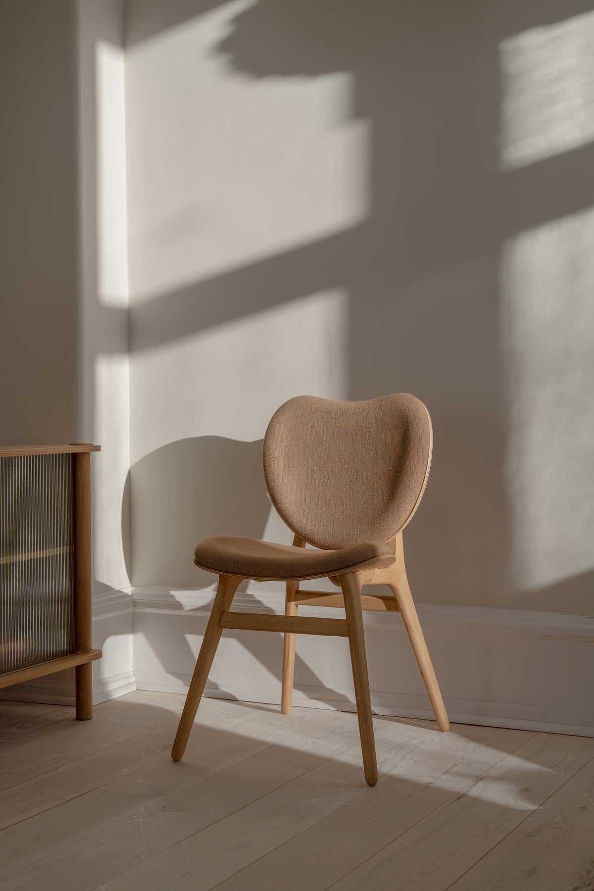 A Conversation Piece Esszimmerstuhl in Sugar Brown präsentiert im Onlineshop von KAQTU Design AG. Stuhl ist von Umage