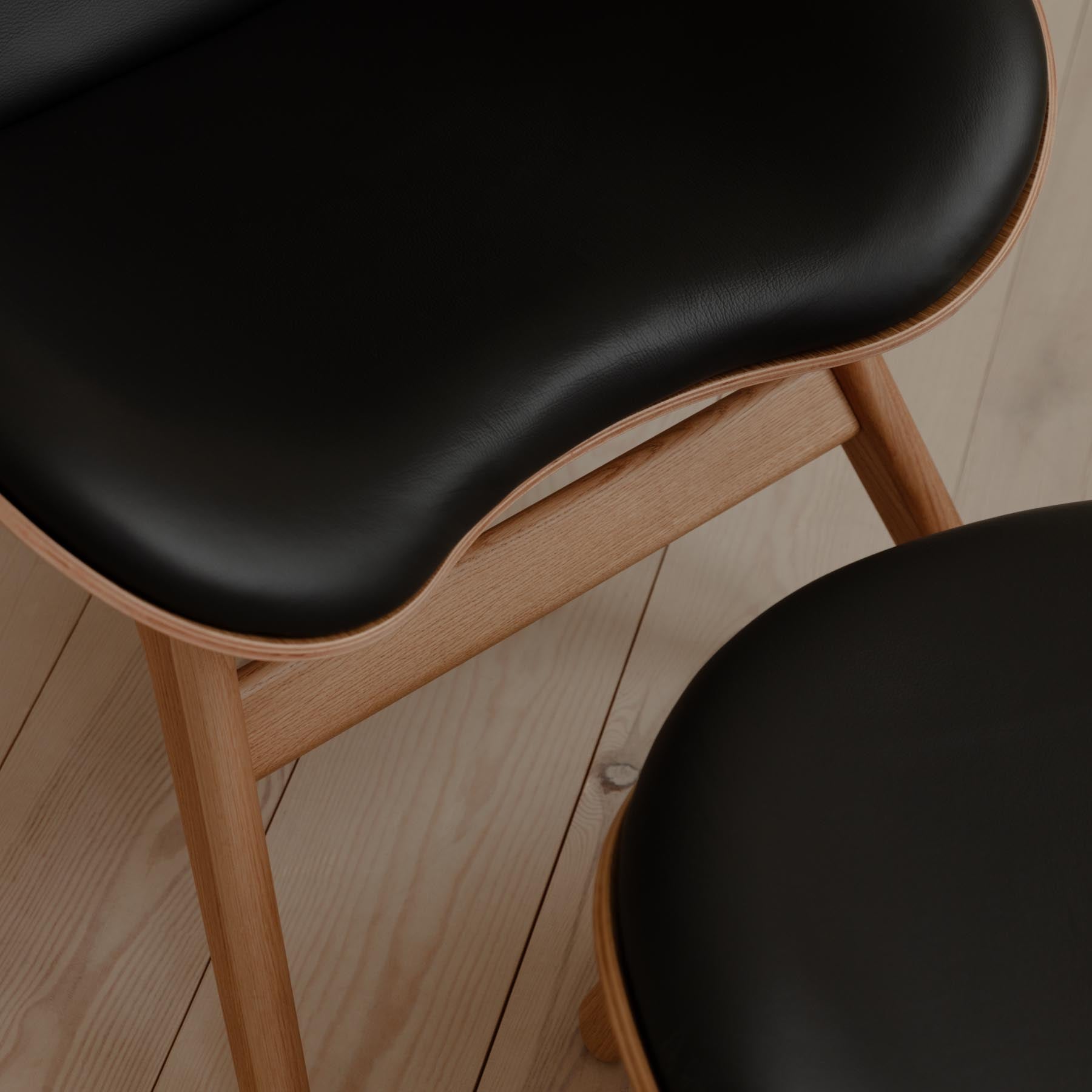 Eleganter Esszimmerstuhl A Conversation Piece von Umage in Sugar Brown, ideal für moderne Esszimmer und gesellige Runden.