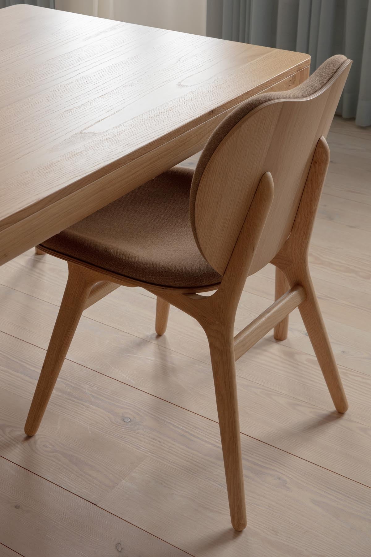 A Conversation Piece Esszimmerstuhl in Sugar Brown präsentiert im Onlineshop von KAQTU Design AG. Stuhl ist von Umage