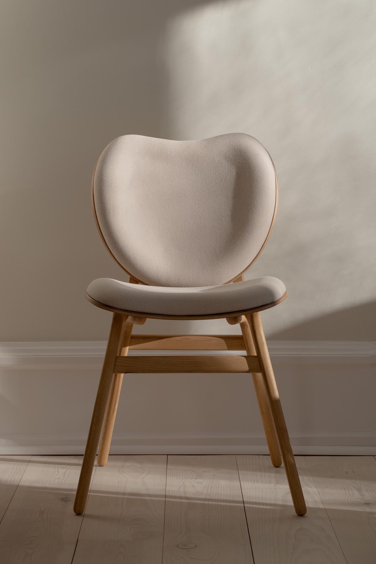 A Conversation Piece Esszimmerstuhl in White Sands präsentiert im Onlineshop von KAQTU Design AG. Stuhl ist von Umage