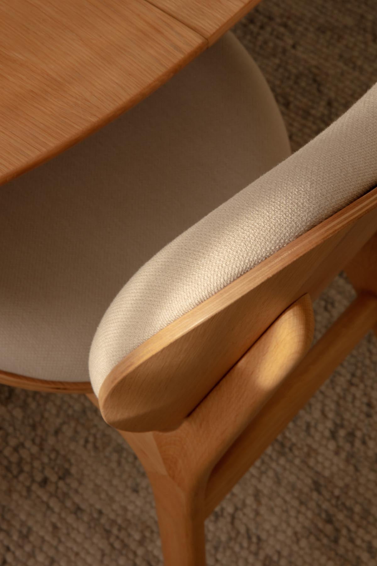 Eleganter A Conversation Piece Esszimmerstuhl von Umage in White Sands, ideal für stilvolle Esszimmer und gesellige Runden.