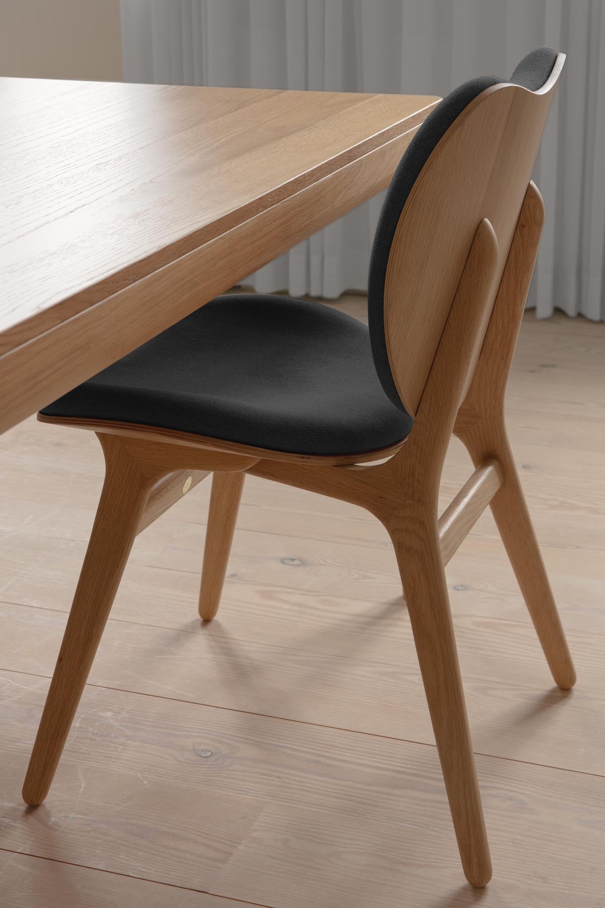 A Conversation Piece Esszimmerstuhl in Shadow präsentiert im Onlineshop von KAQTU Design AG. Stuhl ist von Umage