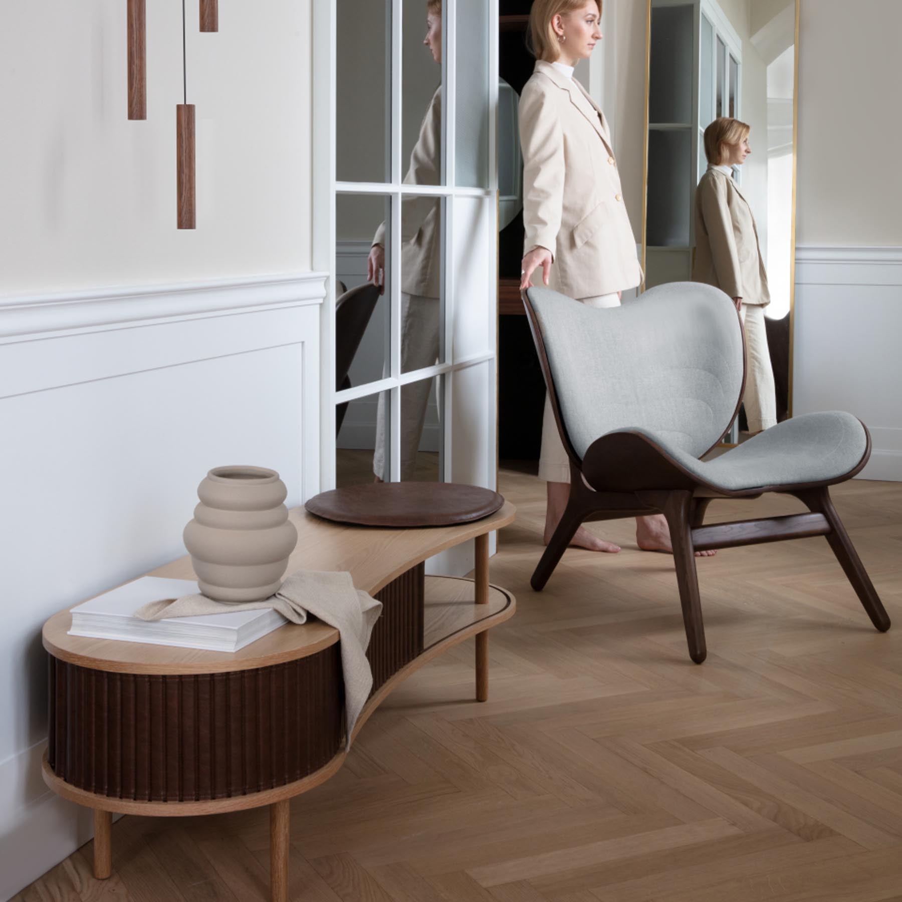 Audacious TV Bank in Hazelnut präsentiert im Onlineshop von KAQTU Design AG. TV-Möbel ist von Umage