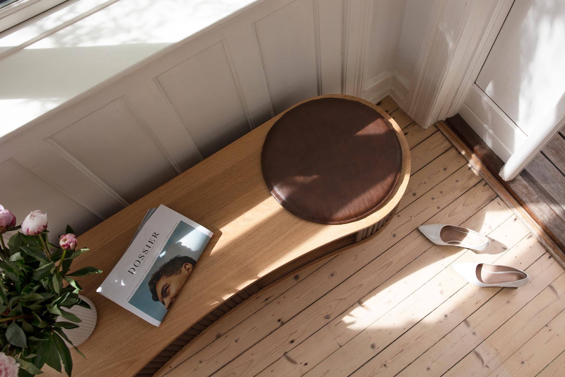 Audacious TV Bank in Hazelnut präsentiert im Onlineshop von KAQTU Design AG. TV-Möbel ist von Umage