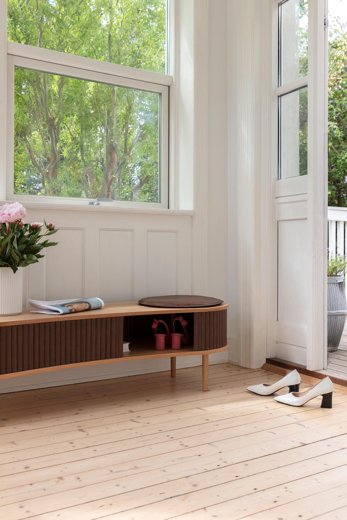 Audacious TV Bank in Hazelnut präsentiert im Onlineshop von KAQTU Design AG. TV-Möbel ist von Umage