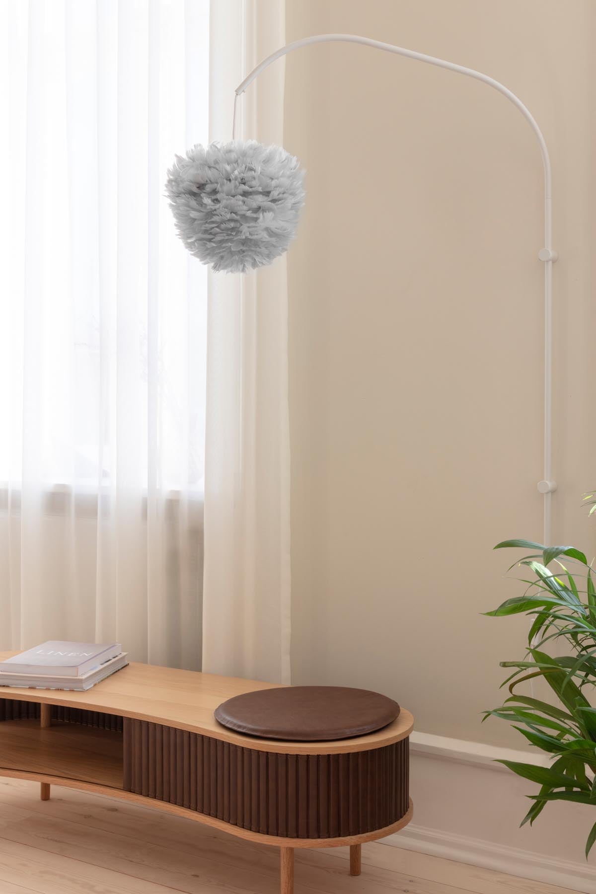 Audacious TV Bank in Hazelnut präsentiert im Onlineshop von KAQTU Design AG. TV-Möbel ist von Umage