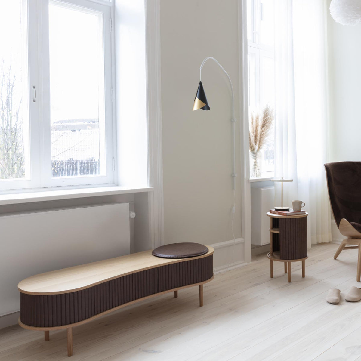 Audacious TV Bank in Hazelnut präsentiert im Onlineshop von KAQTU Design AG. TV-Möbel ist von Umage