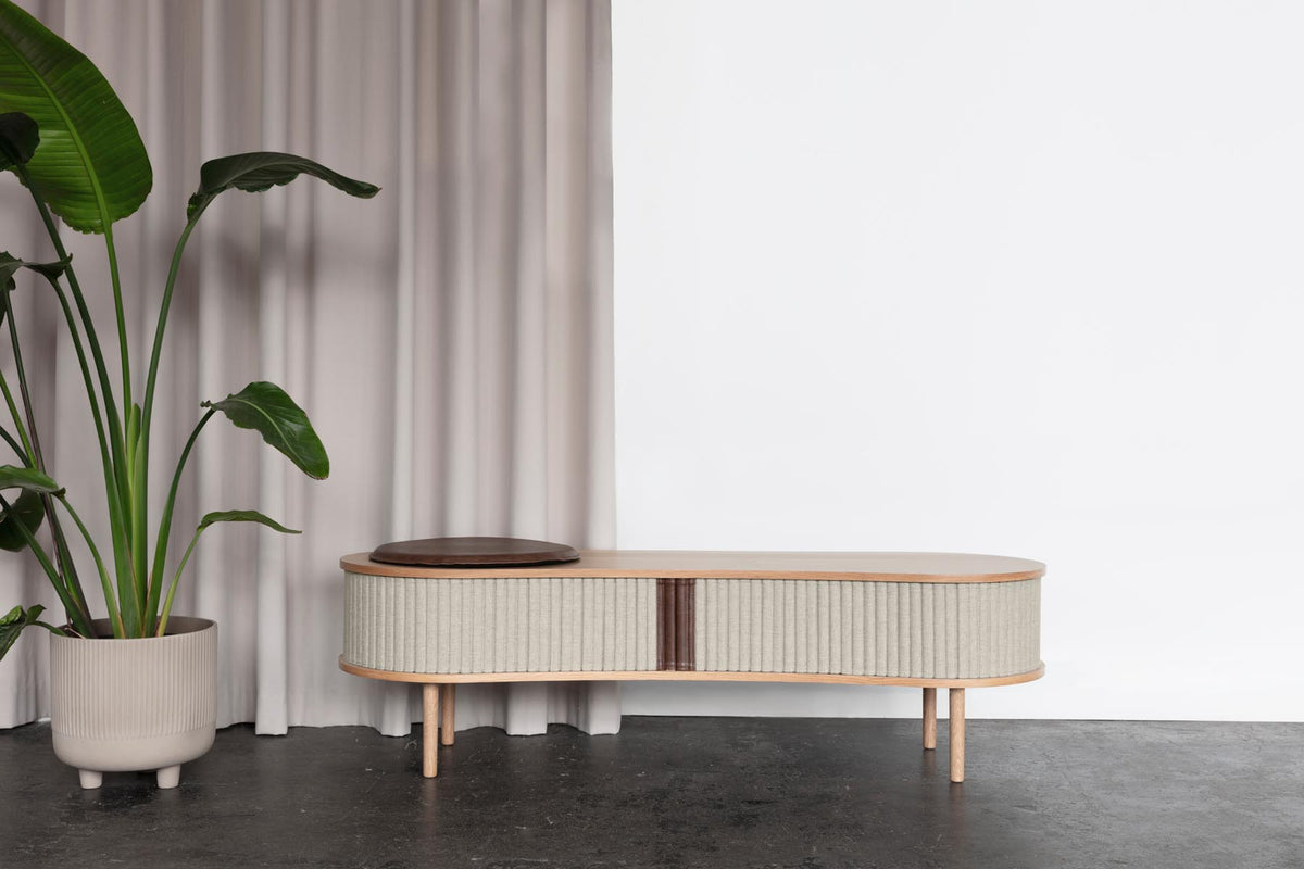 Audacious TV Bank in White Sands präsentiert im Onlineshop von KAQTU Design AG. TV-Möbel ist von Umage