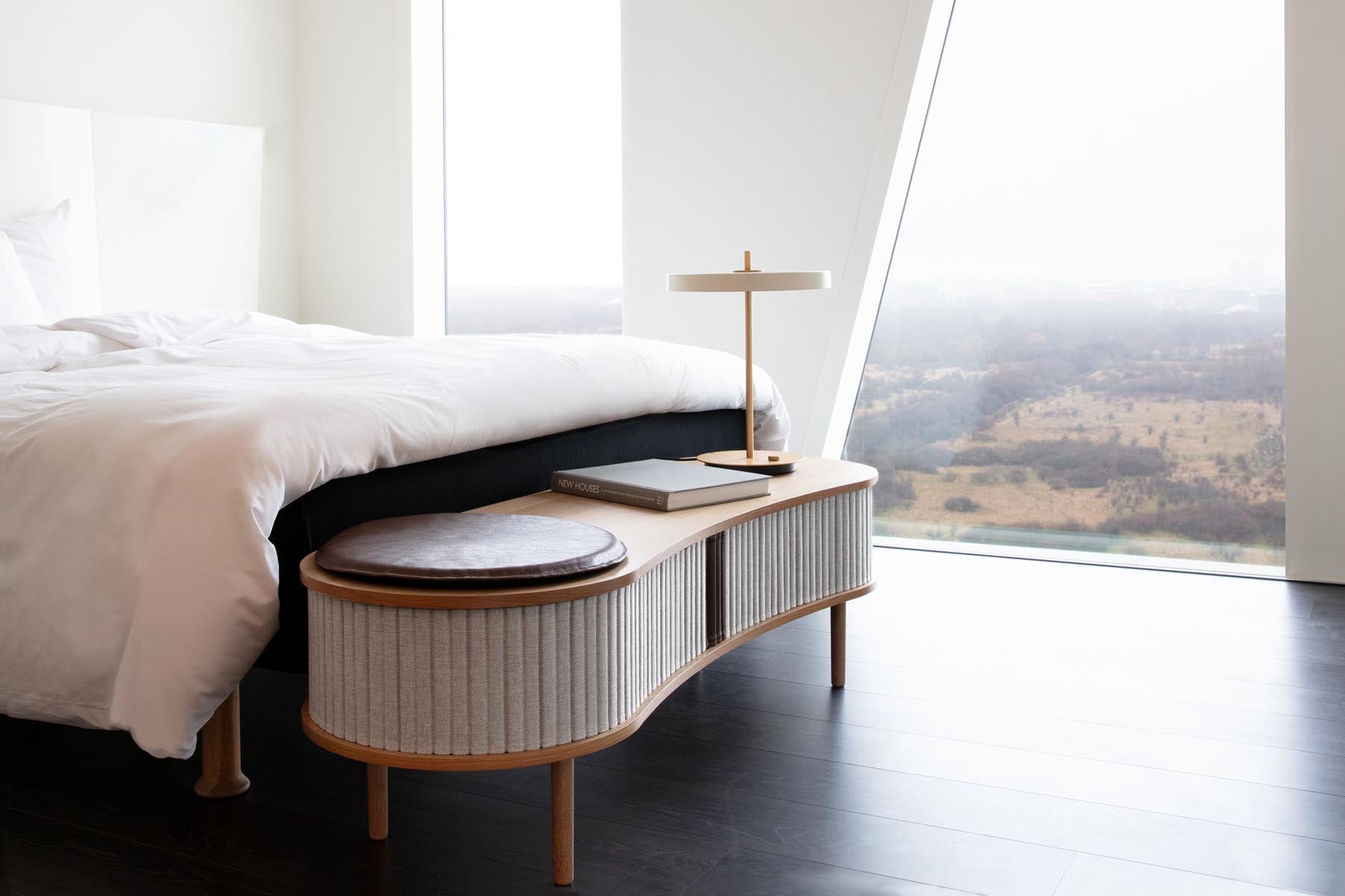 Audacious TV Bank in Sterling präsentiert im Onlineshop von KAQTU Design AG. TV-Möbel ist von Umage