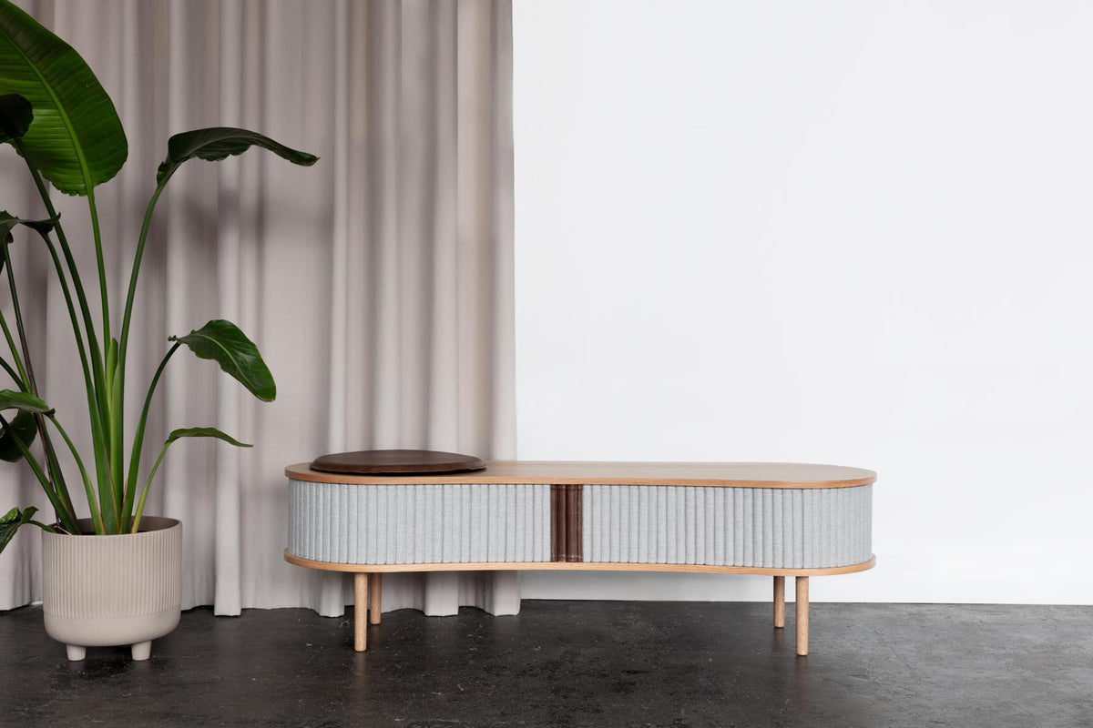 Audacious TV Bank in Sterling präsentiert im Onlineshop von KAQTU Design AG. TV-Möbel ist von Umage